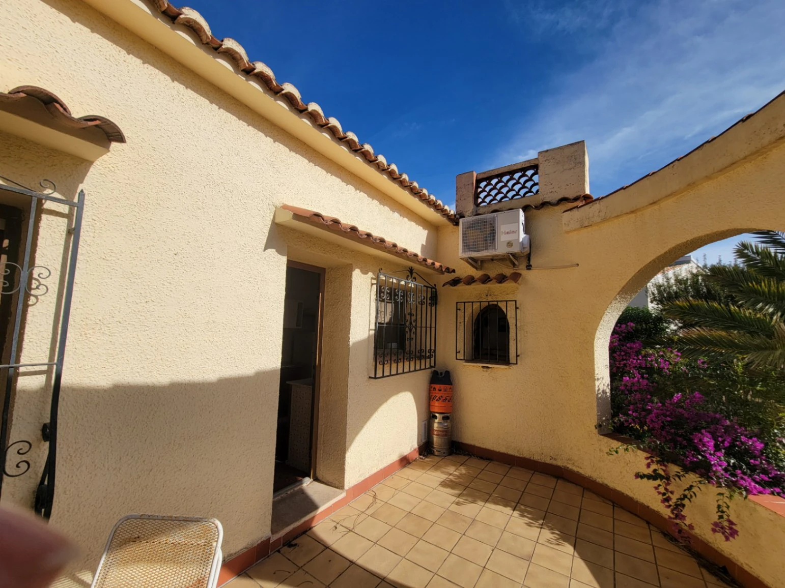 VILLA CON 1.593 METROS DE PARCELA Y MUY BUENA UBICACION PARA REFORMAR