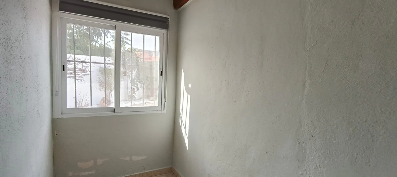 Apartamento con jardín, vistas abiertas, piscina y tenis comunitaria a 1 km del centro y del mar