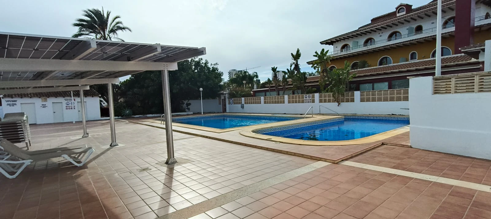 Apartamento con jardín, vistas abiertas, piscina y tenis comunitaria a 1 km del centro y del mar
