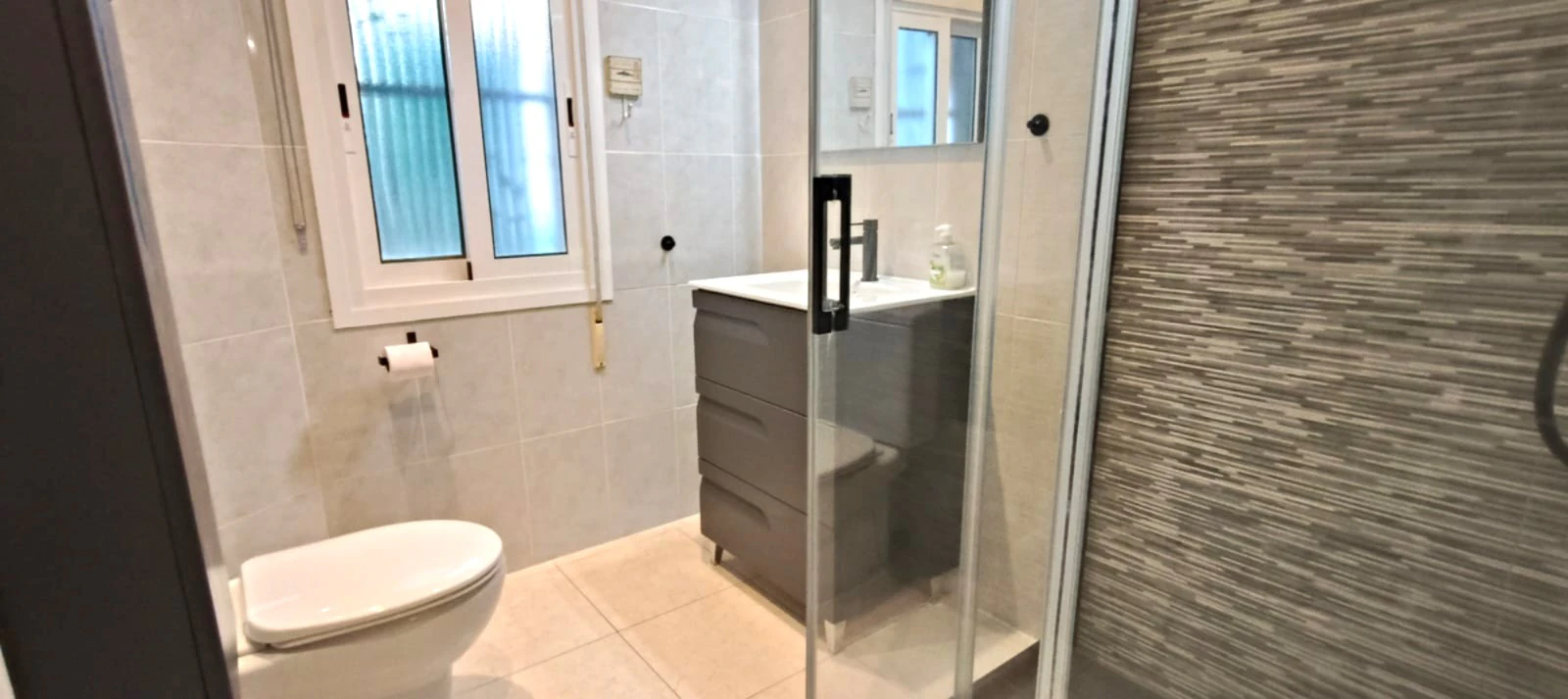 Apartamento con jardín, vistas abiertas, piscina y tenis comunitaria a 1 km del centro y del mar