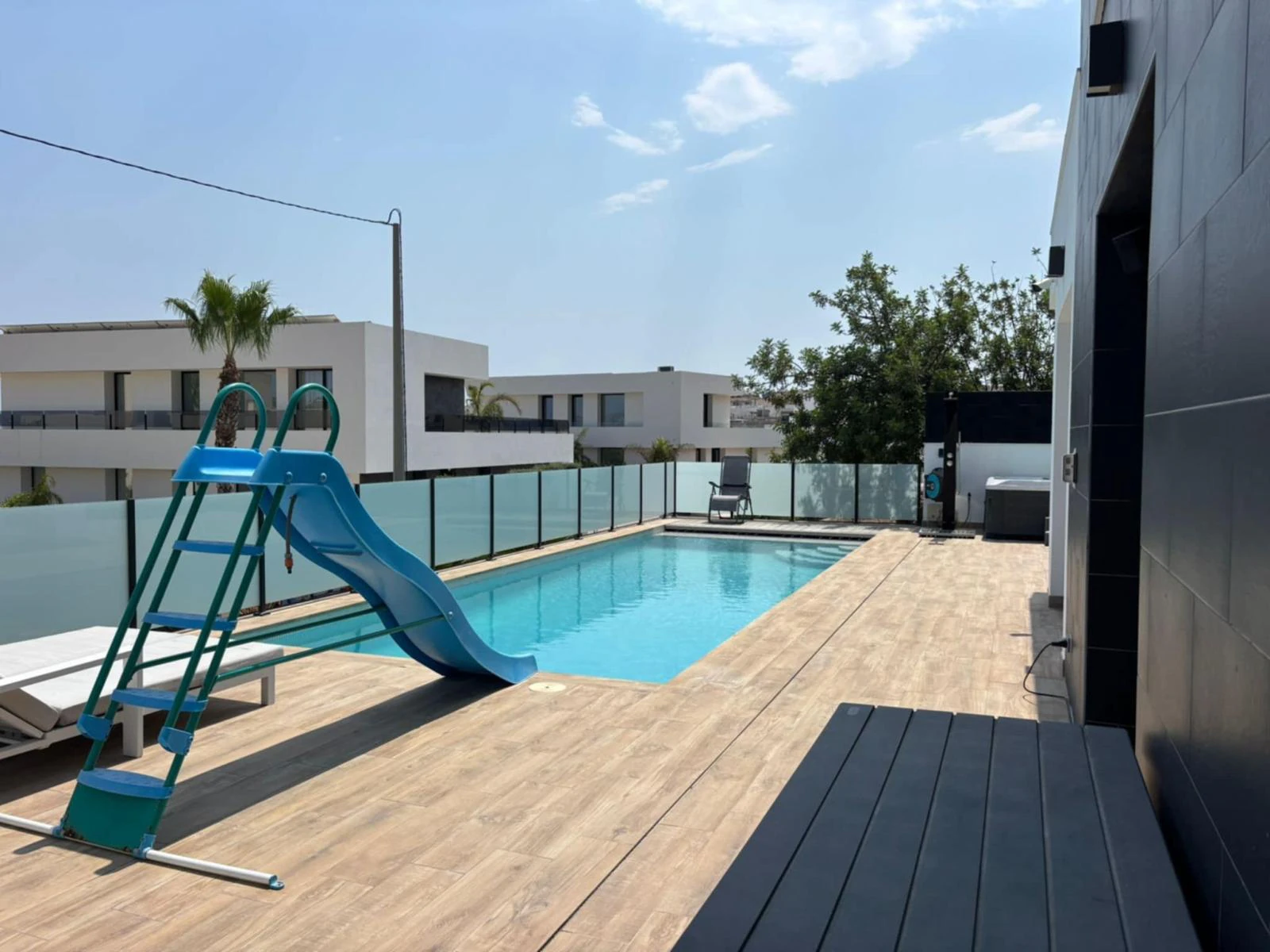 Exclusiva villa de lujo con diseño ibicenco, piscina, spa y apartamento de invitados en Calpe