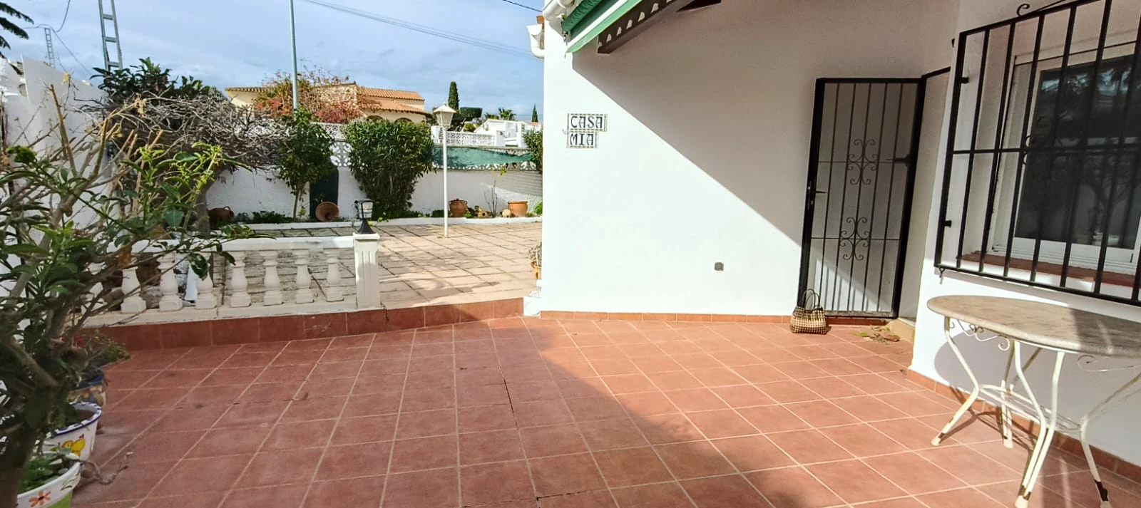 Apartamento con jardín, vistas abiertas, piscina y tenis comunitaria a 1 km del centro y del mar