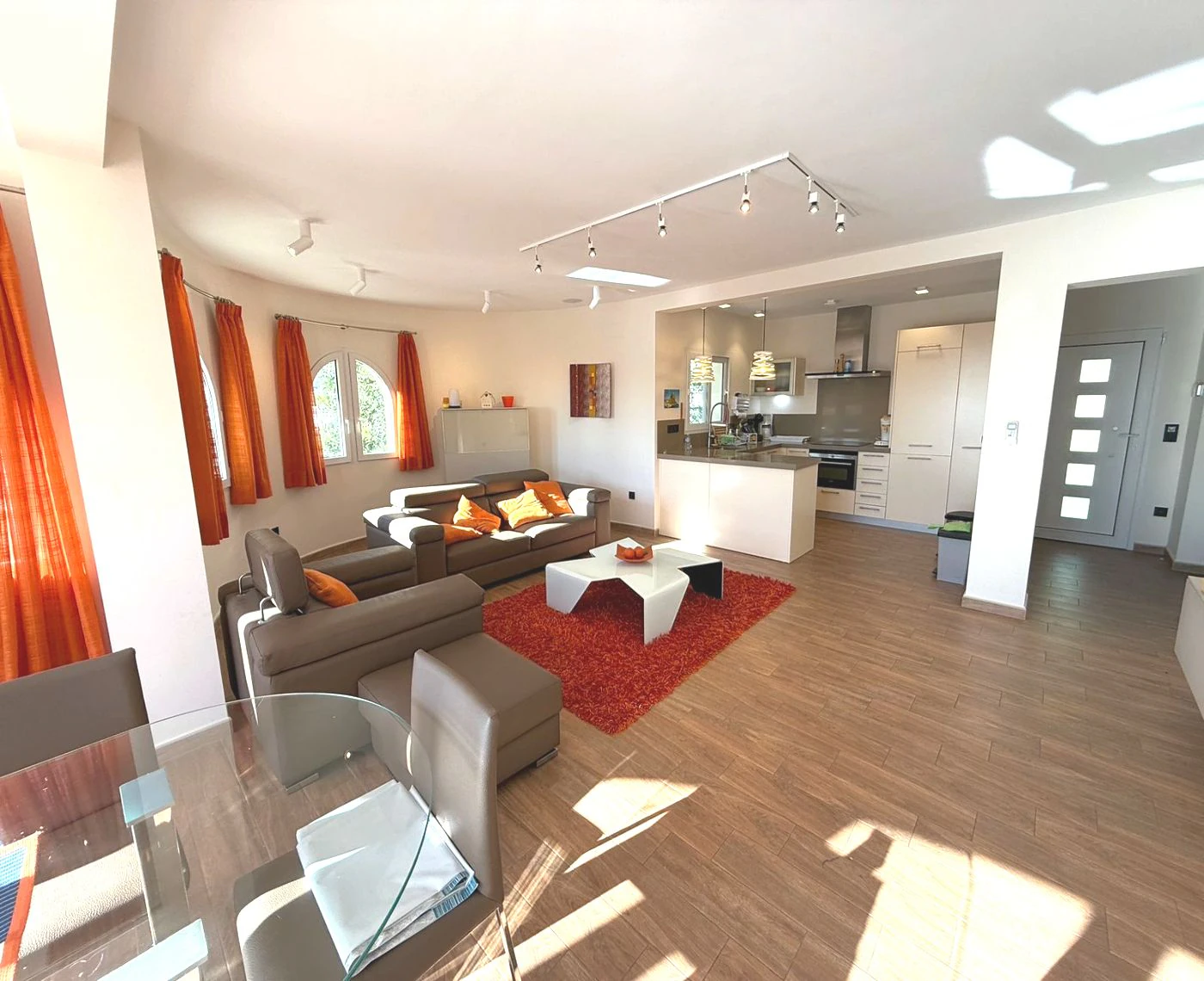 Elegante villa con piscina y privilegiadas vistas al Peñón de Ifach
