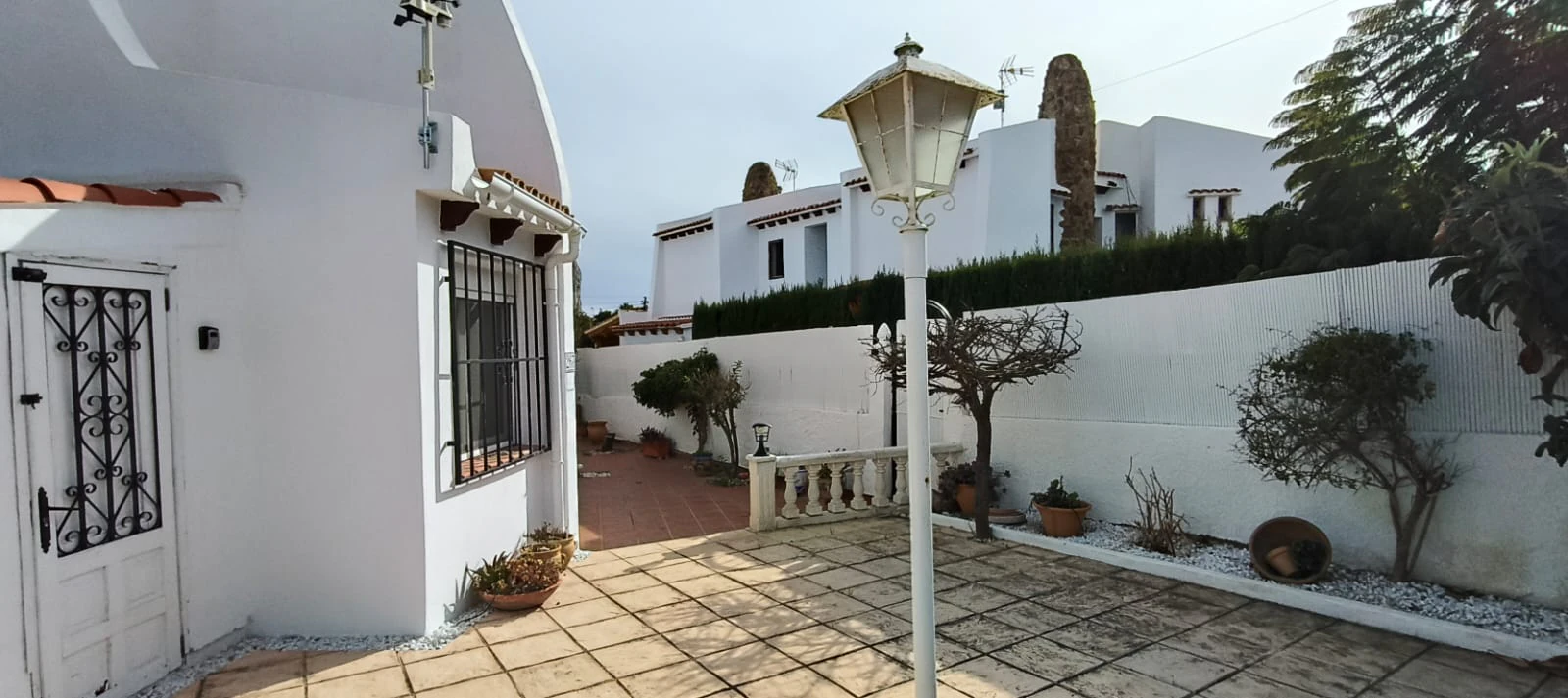 Apartamento con jardín, vistas abiertas, piscina y tenis comunitaria a 1 km del centro y del mar