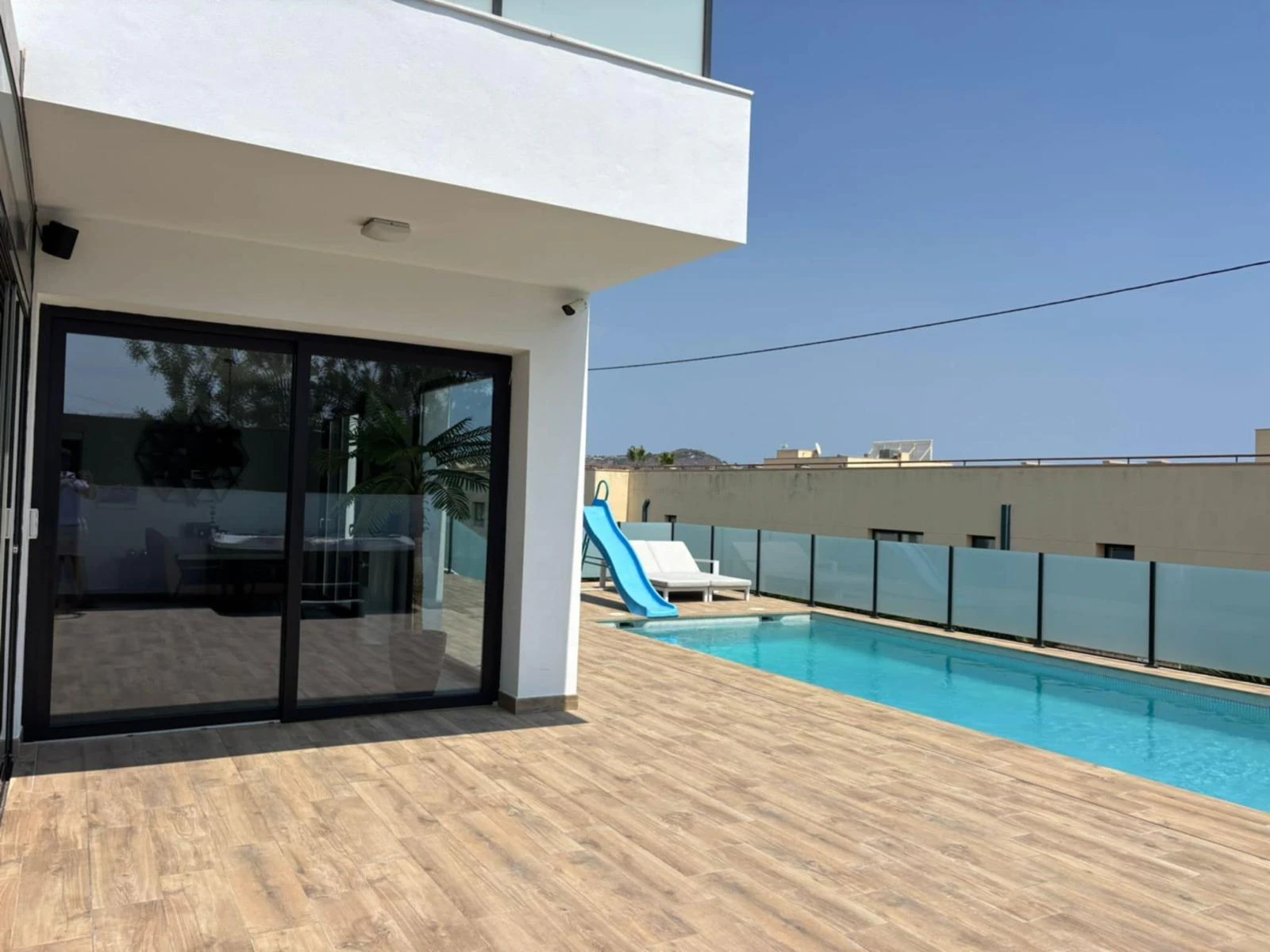 Exclusiva villa de lujo con diseño ibicenco, piscina, spa y apartamento de invitados en Calpe