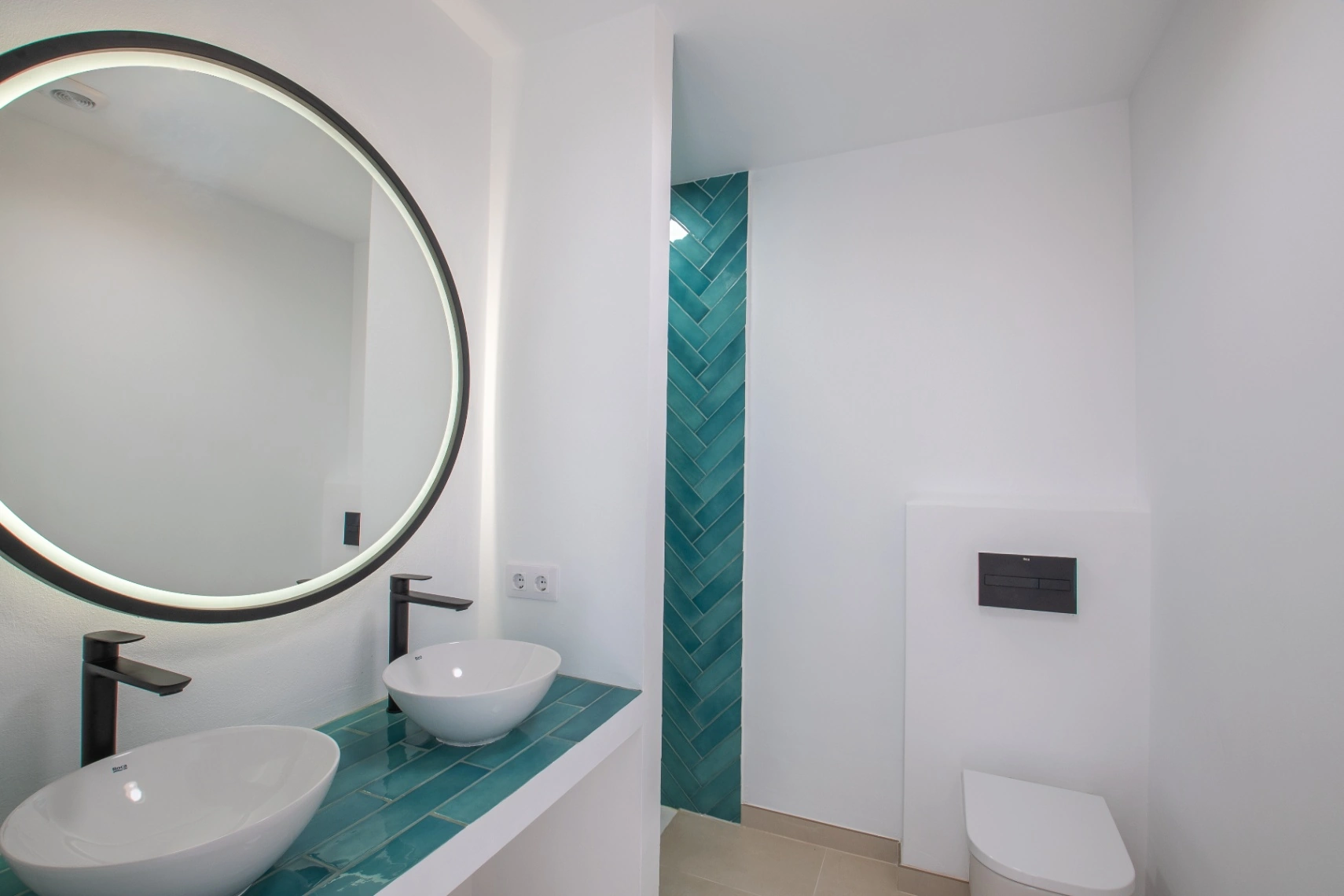 Gerenoveerd Appartement Te Koop in Pueblo de la Paz – Terras, Dakterras en Zwembad