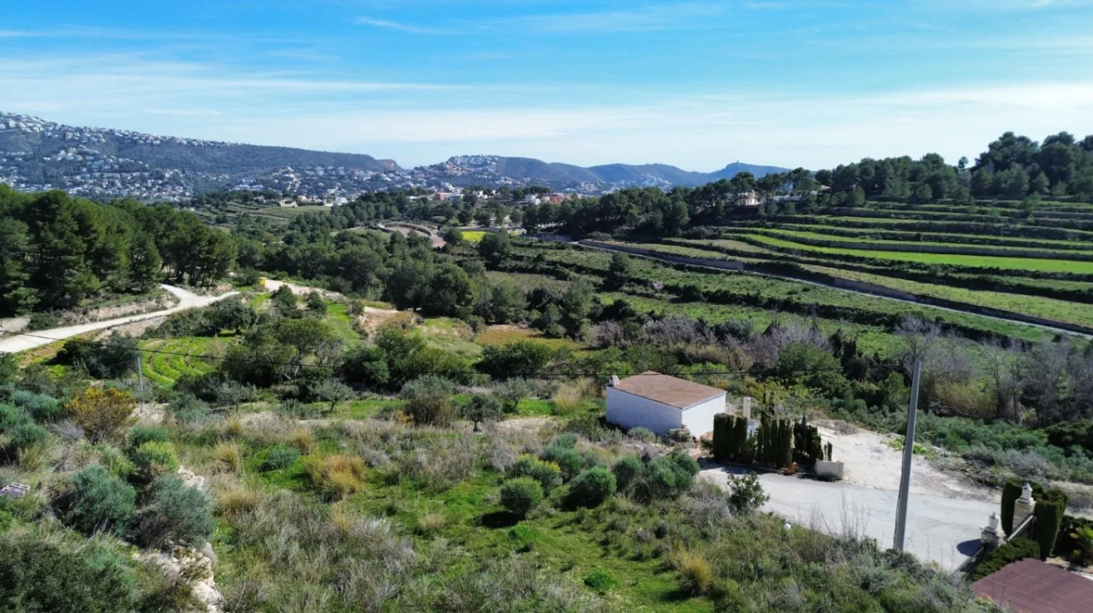Rustiek Perceel nabij Moraira – 400 m² Bouwpotentieel met Water en Elektriciteit Aangesloten