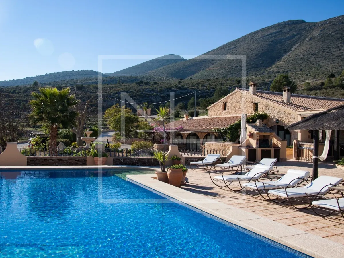 Luxe Villa Te Koop in Benissa met 8 Slaapkamers en Zwembad