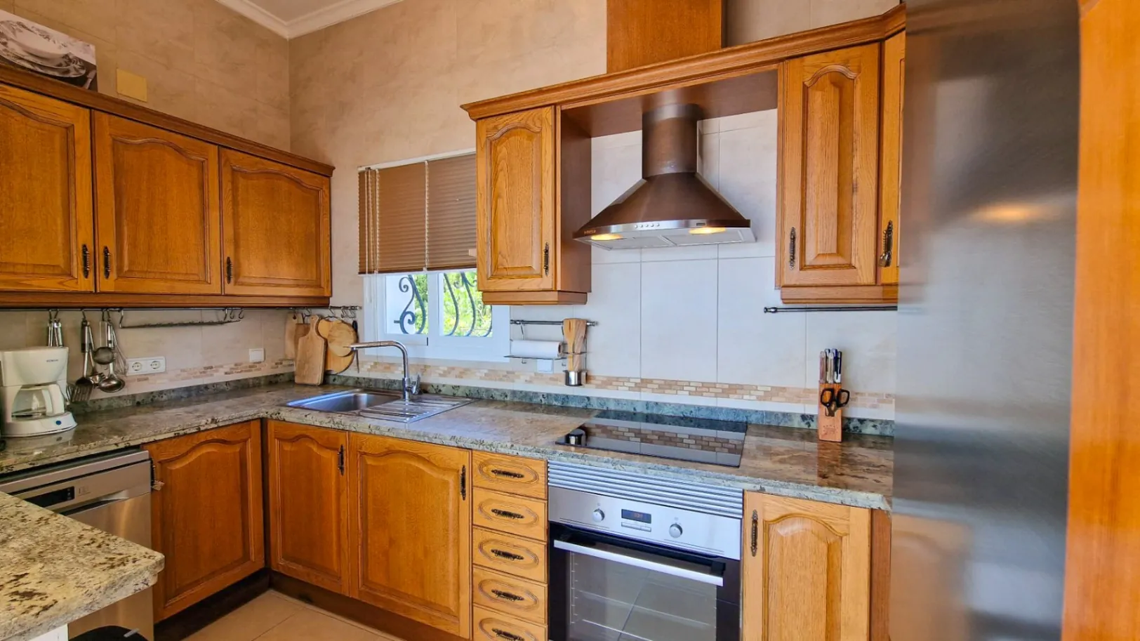 Spacious 4-Bedroom Villa for Sale – 820 m Plot | Costa Blanca