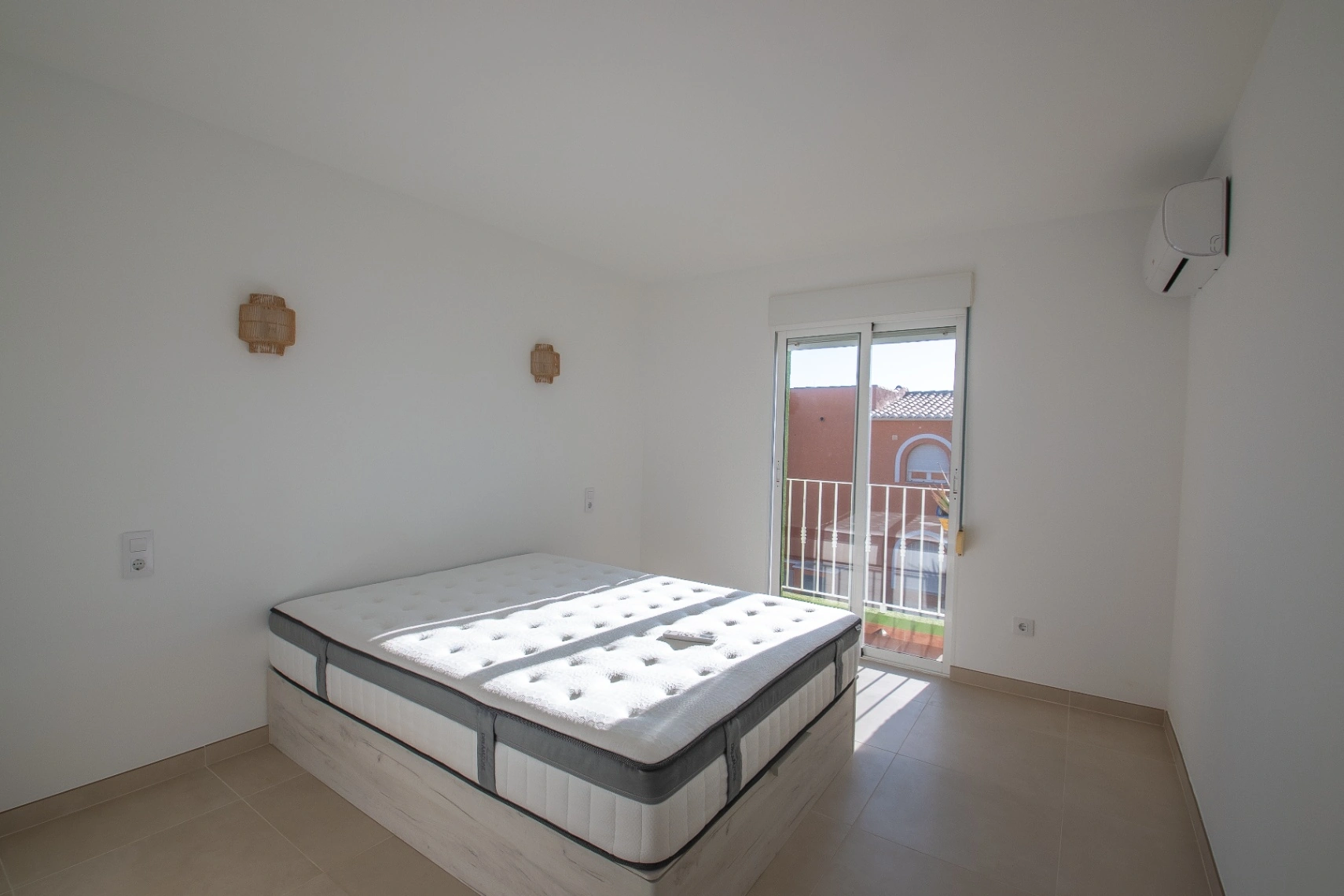 Gerenoveerd Appartement Te Koop in Pueblo de la Paz – Terras, Dakterras en Zwembad