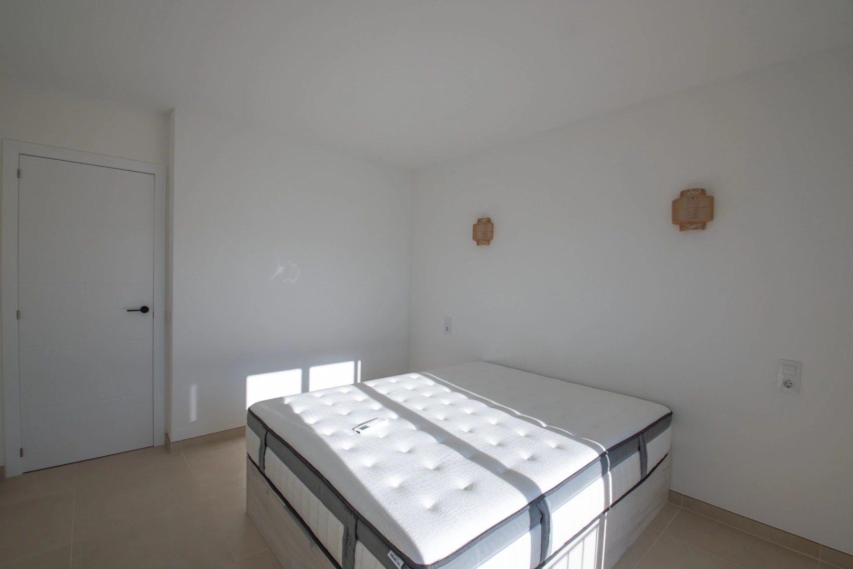 Gerenoveerd Appartement Te Koop in Pueblo de la Paz – Terras, Dakterras en Zwembad