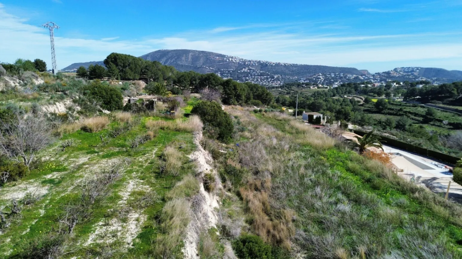 Rustiek Perceel nabij Moraira – 400 m² Bouwpotentieel met Water en Elektriciteit Aangesloten