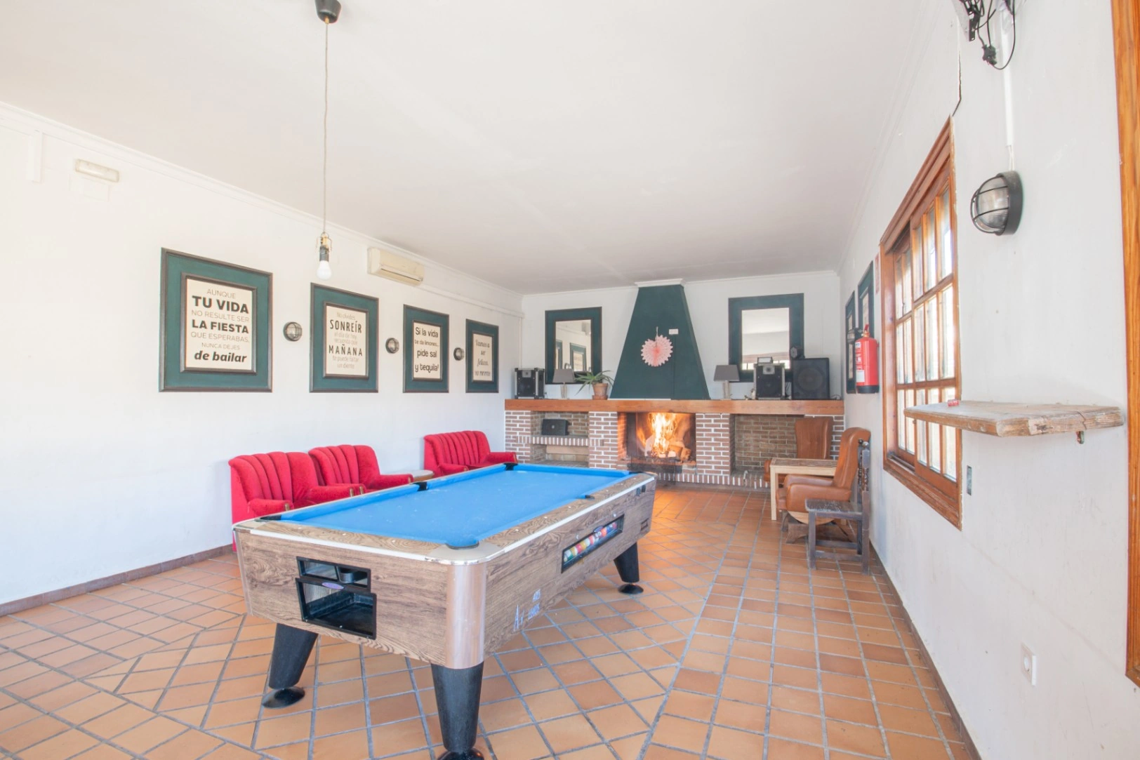 Commercieel Restaurant & Bar Te Koop in Sanet y Negrals – Landmark Pand met Parkeerplaatsen