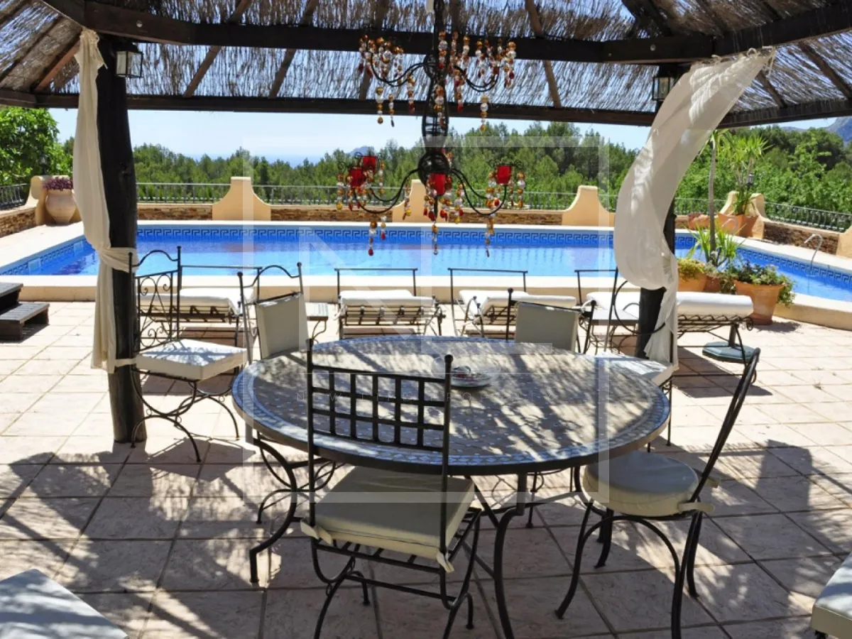 Luxe Villa Te Koop in Benissa met 8 Slaapkamers en Zwembad