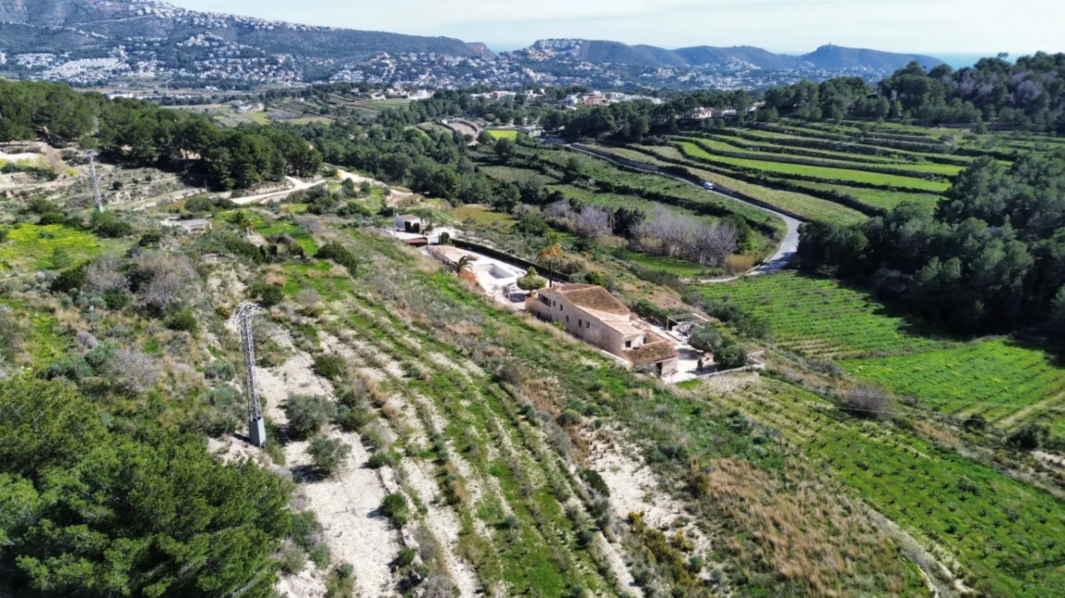 Rustiek Perceel nabij Moraira – 400 m² Bouwpotentieel met Water en Elektriciteit Aangesloten