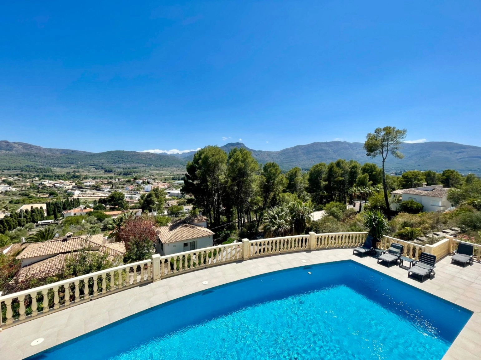 For sale in Alcalali: Modern and elegant