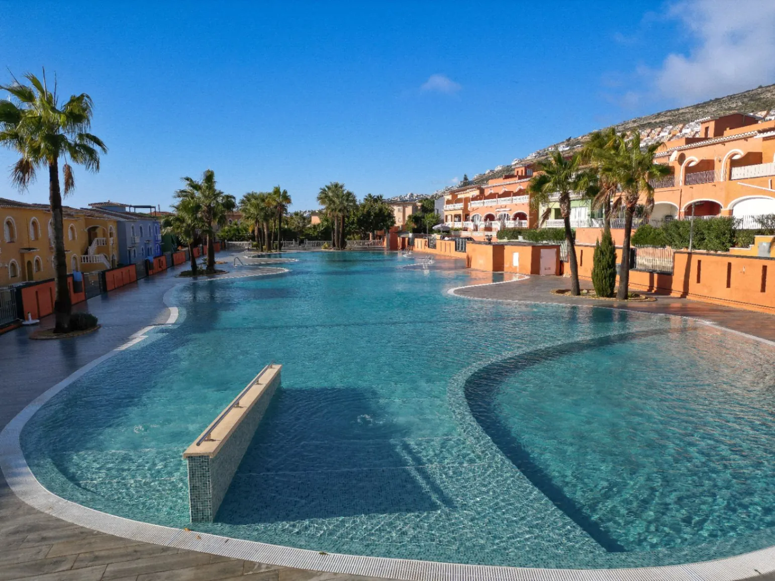 Gerenoveerd Appartement Te Koop in Pueblo de la Paz – Terras, Dakterras en Zwembad