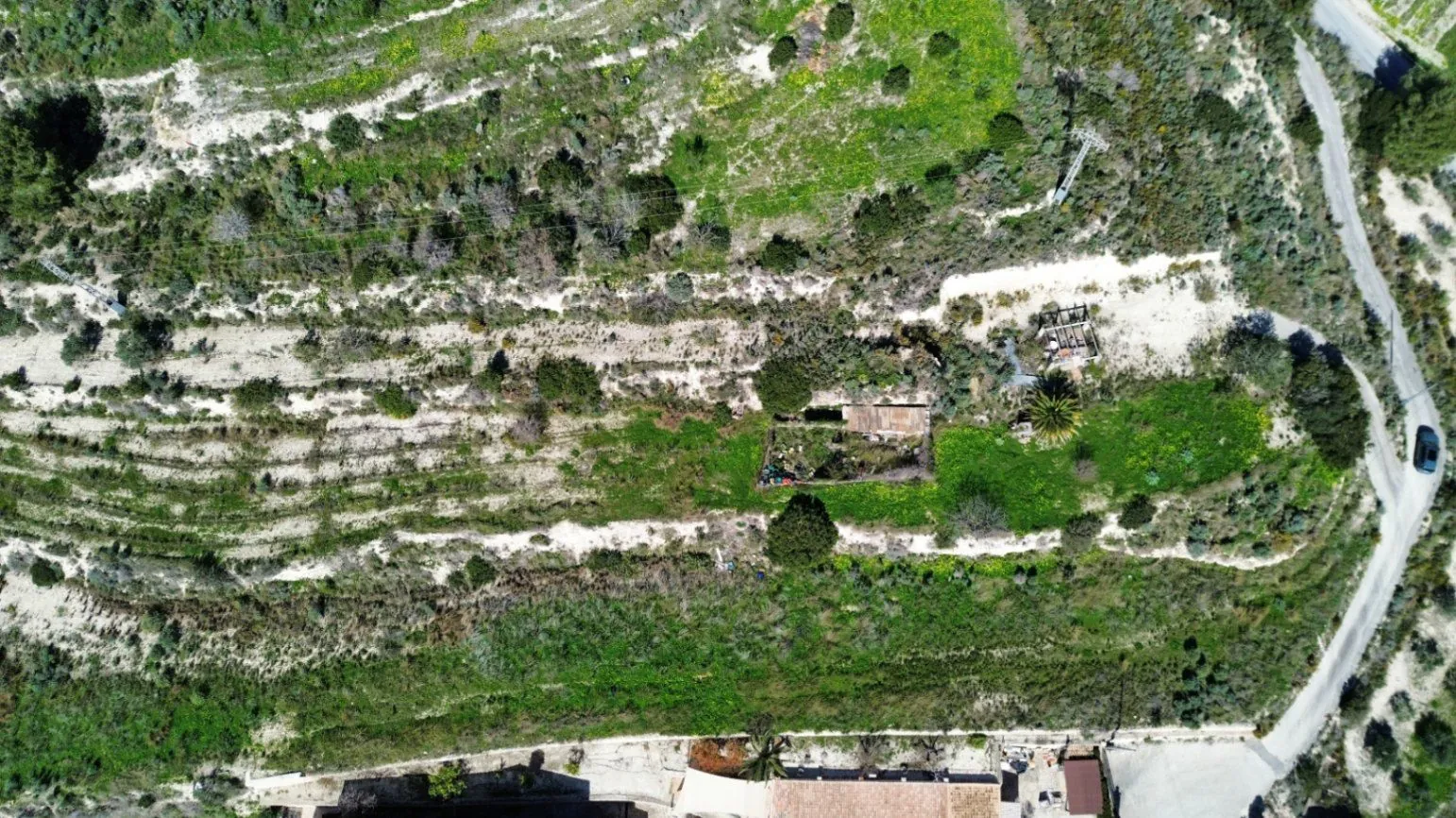 Rustiek Perceel nabij Moraira – 400 m² Bouwpotentieel met Water en Elektriciteit Aangesloten