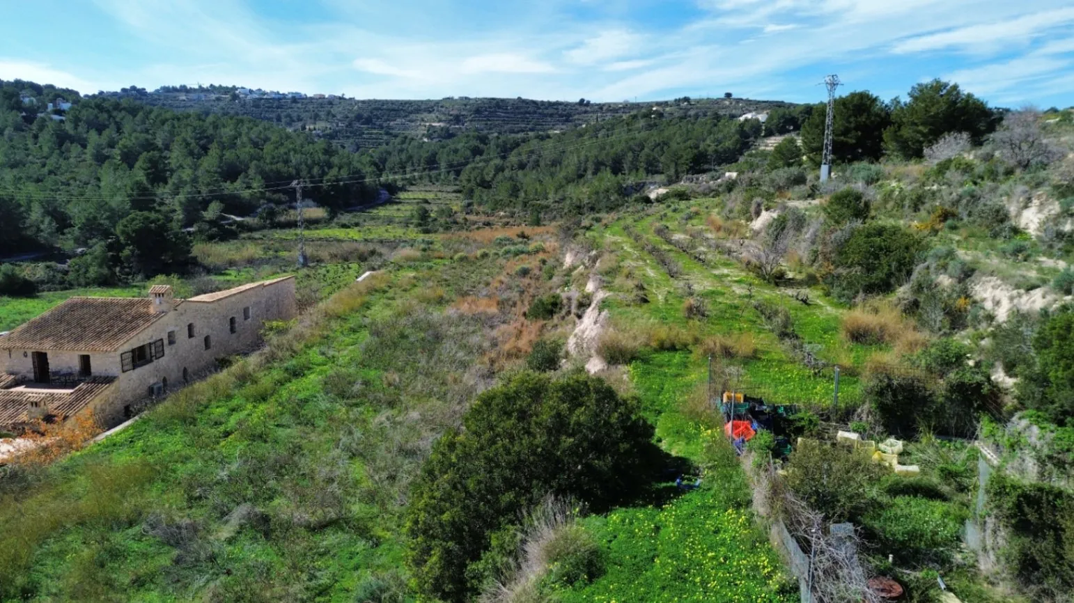 Rustiek Perceel nabij Moraira – 400 m² Bouwpotentieel met Water en Elektriciteit Aangesloten