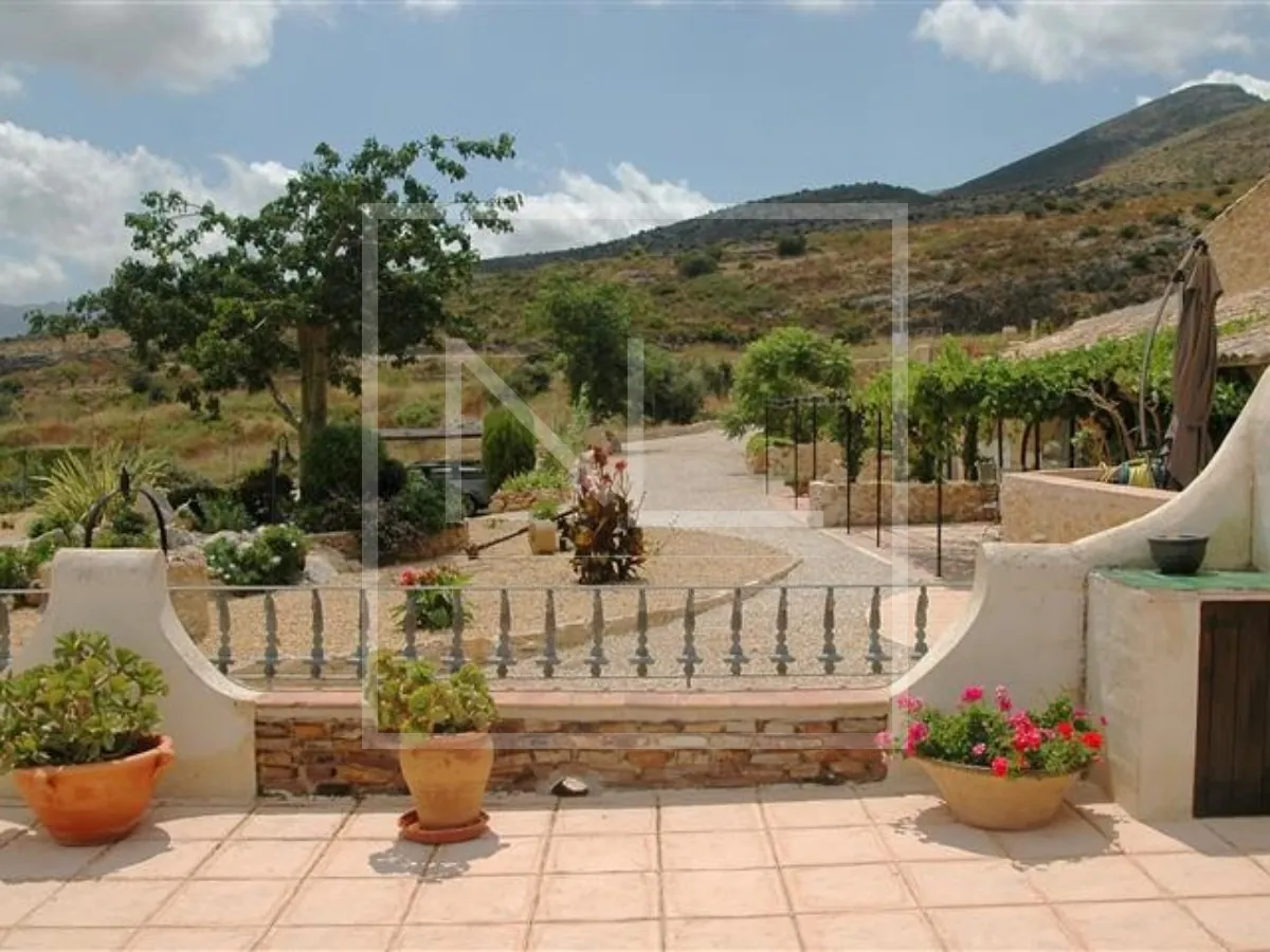 Luxe Villa Te Koop in Benissa met 8 Slaapkamers en Zwembad