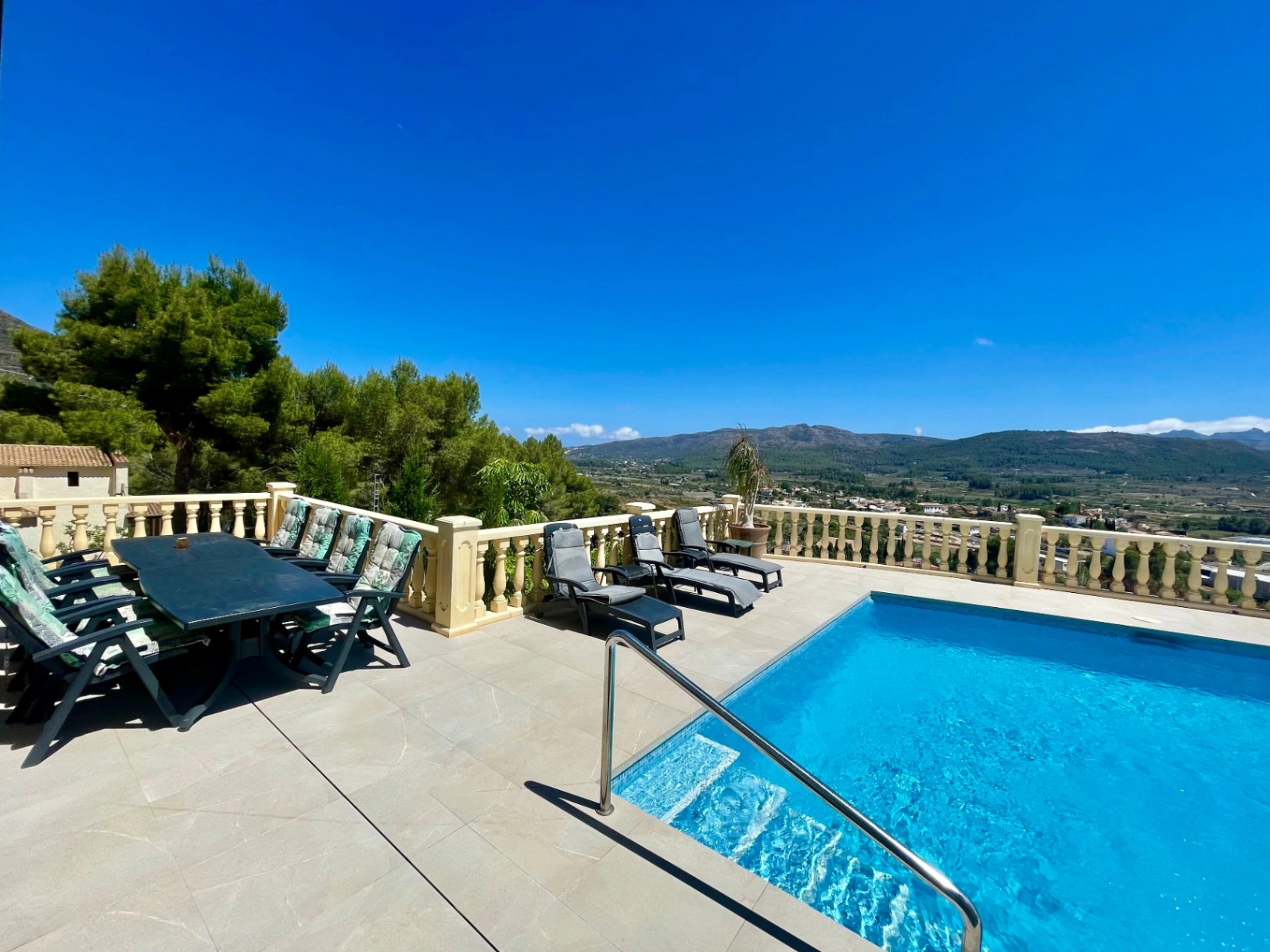 For sale in Alcalali: Modern and elegant