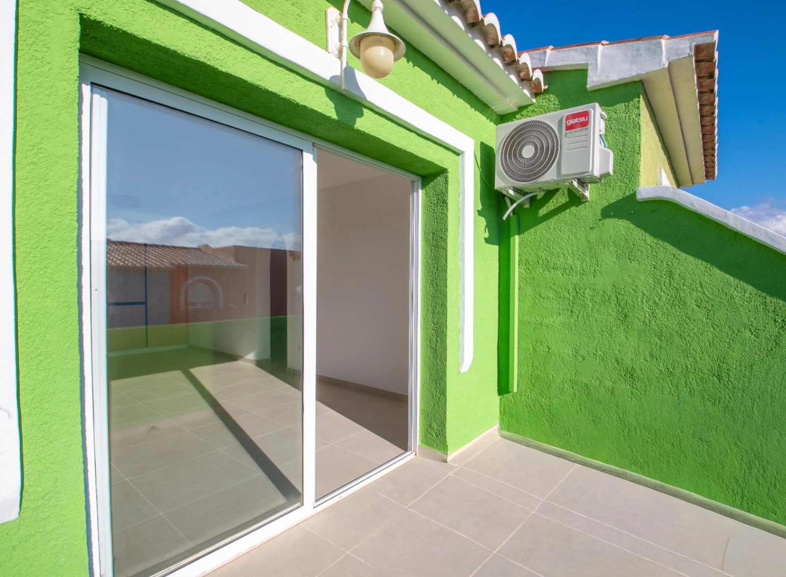 Gerenoveerd Appartement Te Koop in Pueblo de la Paz – Terras, Dakterras en Zwembad