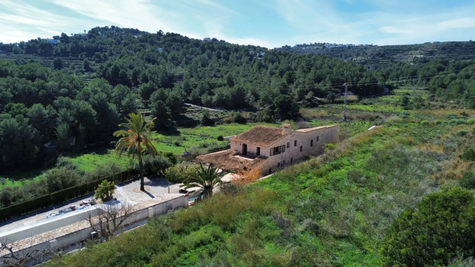 Rustiek Perceel nabij Moraira – 400 m² Bouwpotentieel met Water en Elektriciteit Aangesloten