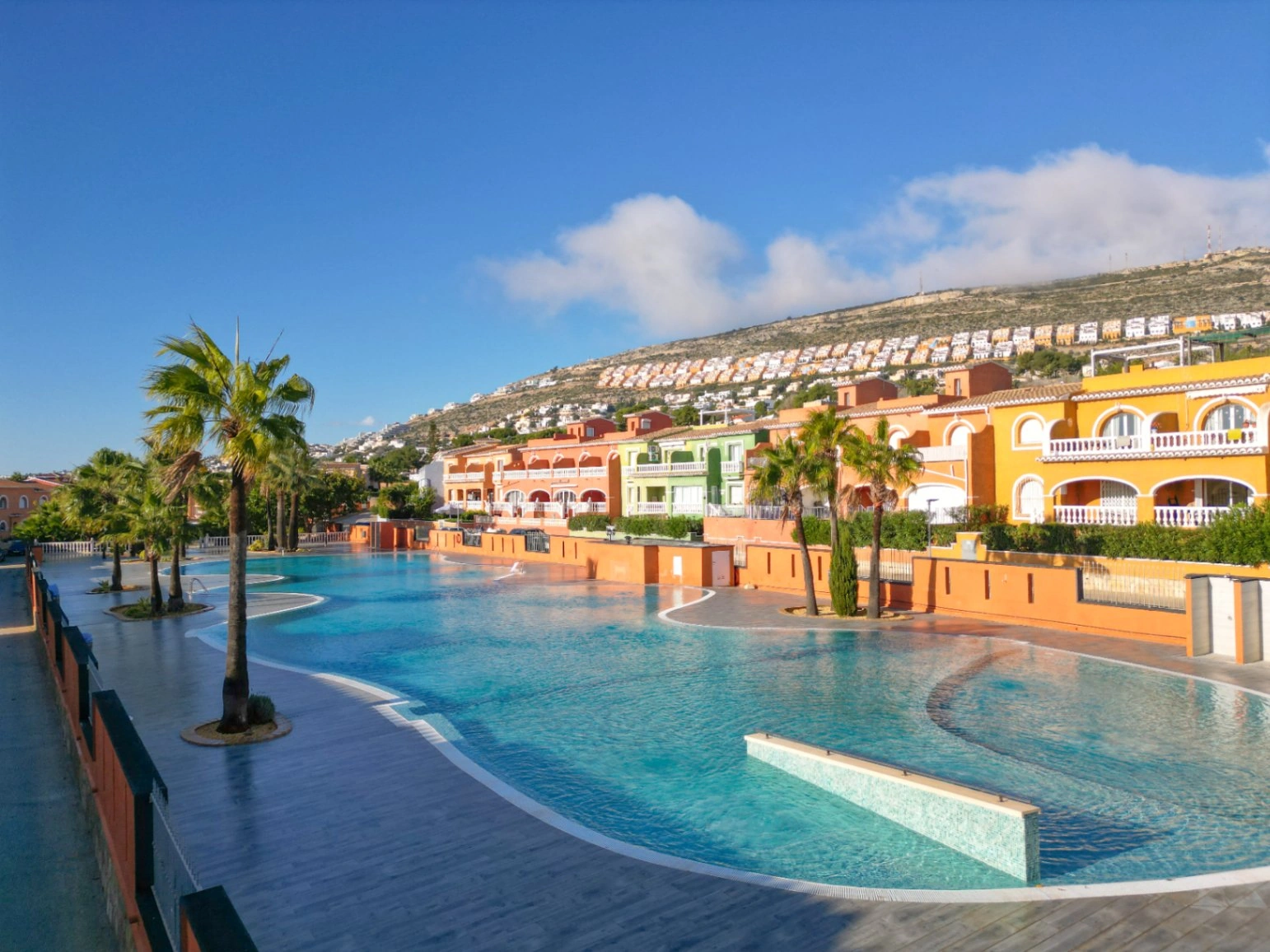 Gerenoveerd Appartement Te Koop in Pueblo de la Paz – Terras, Dakterras en Zwembad