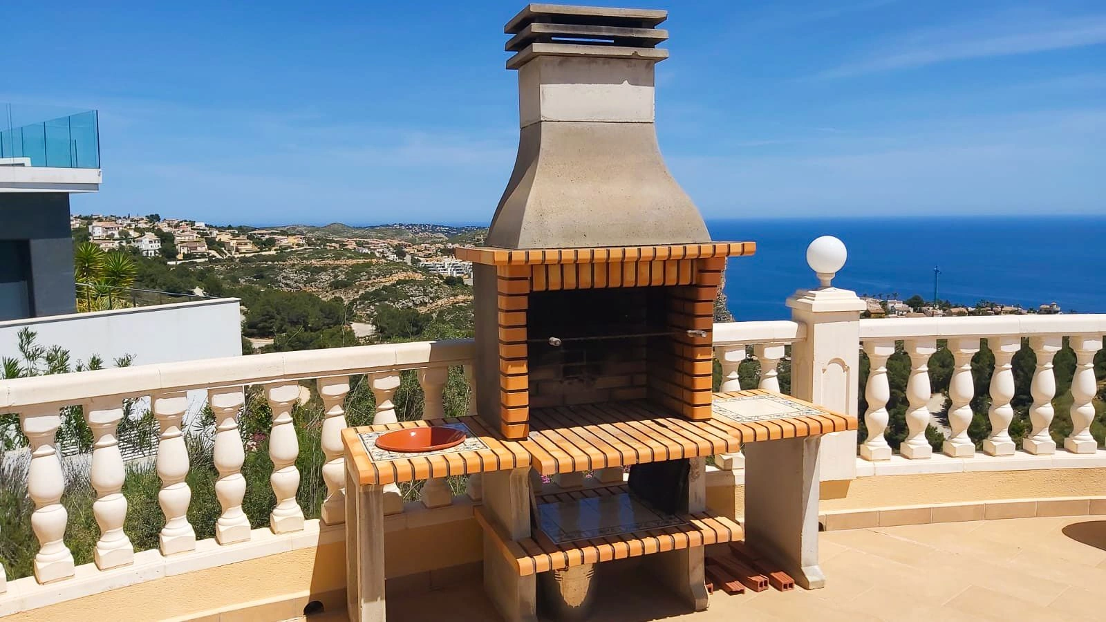 Spacious 4-Bedroom Villa for Sale – 820 m Plot | Costa Blanca