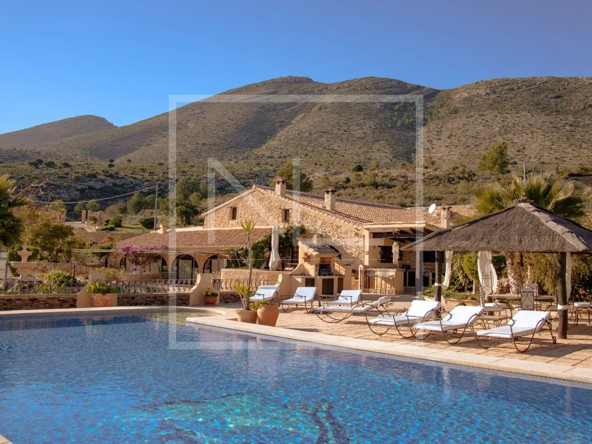 Luxe Villa Te Koop in Benissa met 8 Slaapkamers en Zwembad