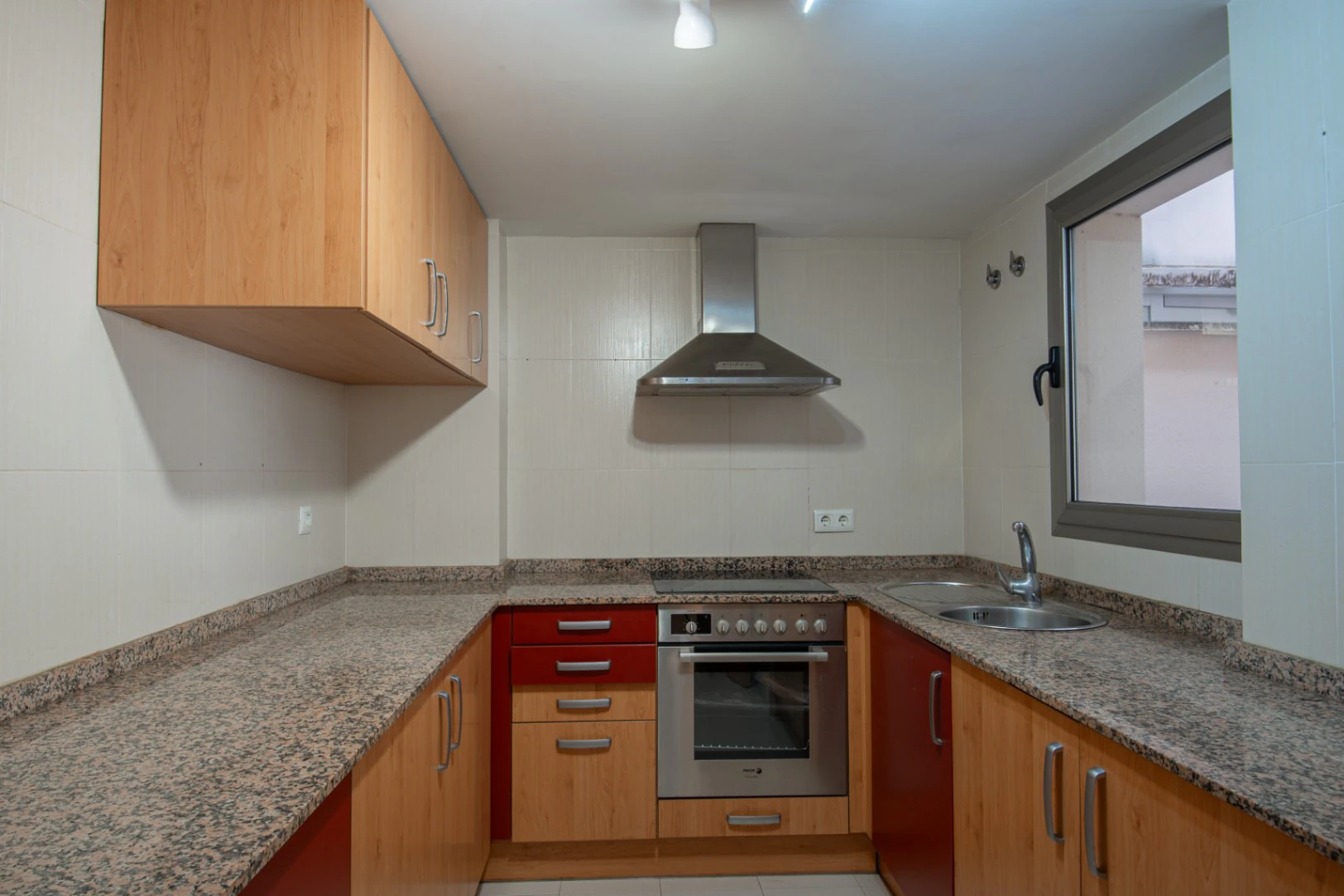 Wohnung zu verkaufen in Teulada mit einfachem Zugang zu Bars und Restaurants.