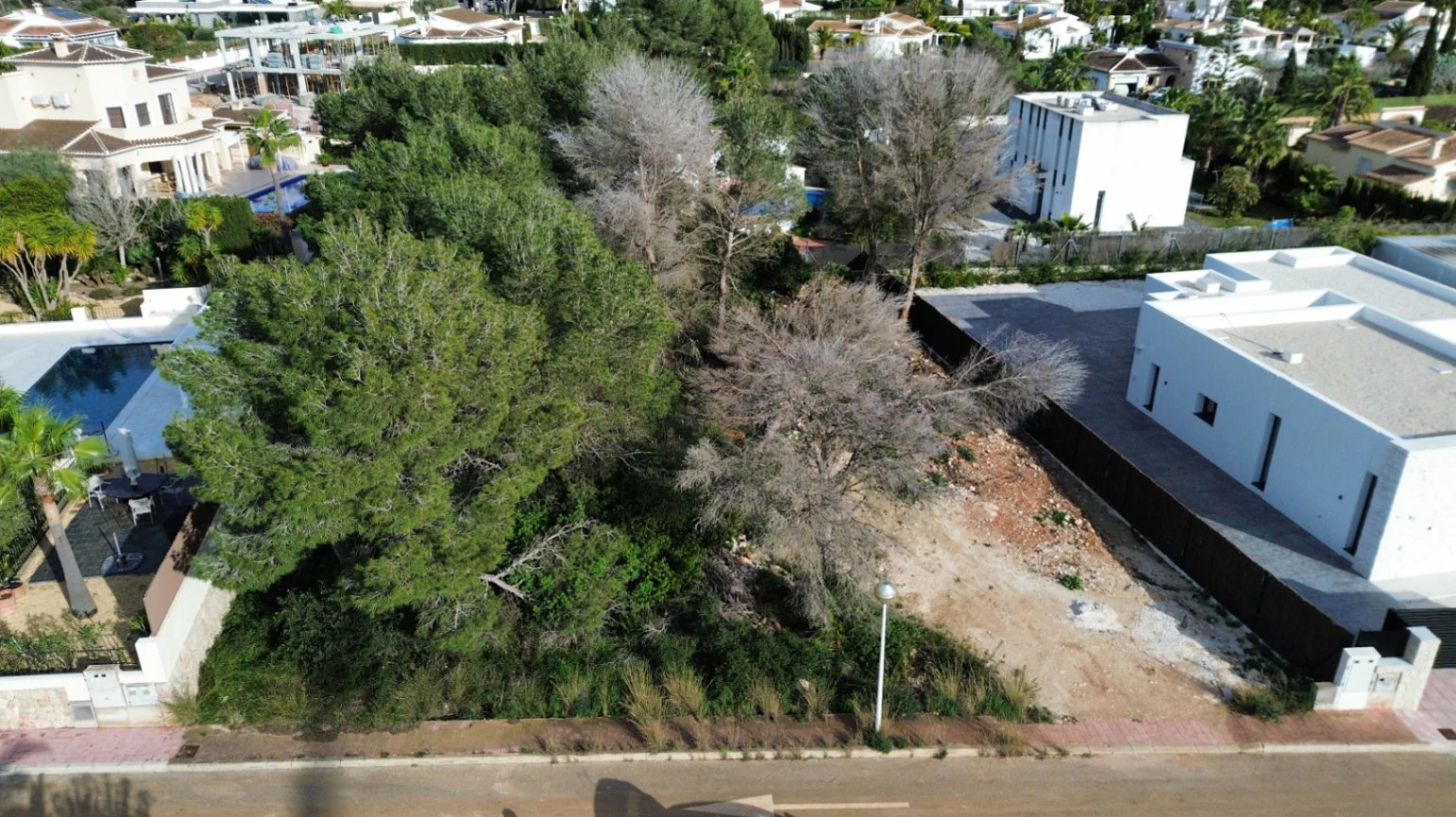 Plot for Sale in La Cala, Jávea – 897 m² with Build Potential of 269 m² and Private Pool