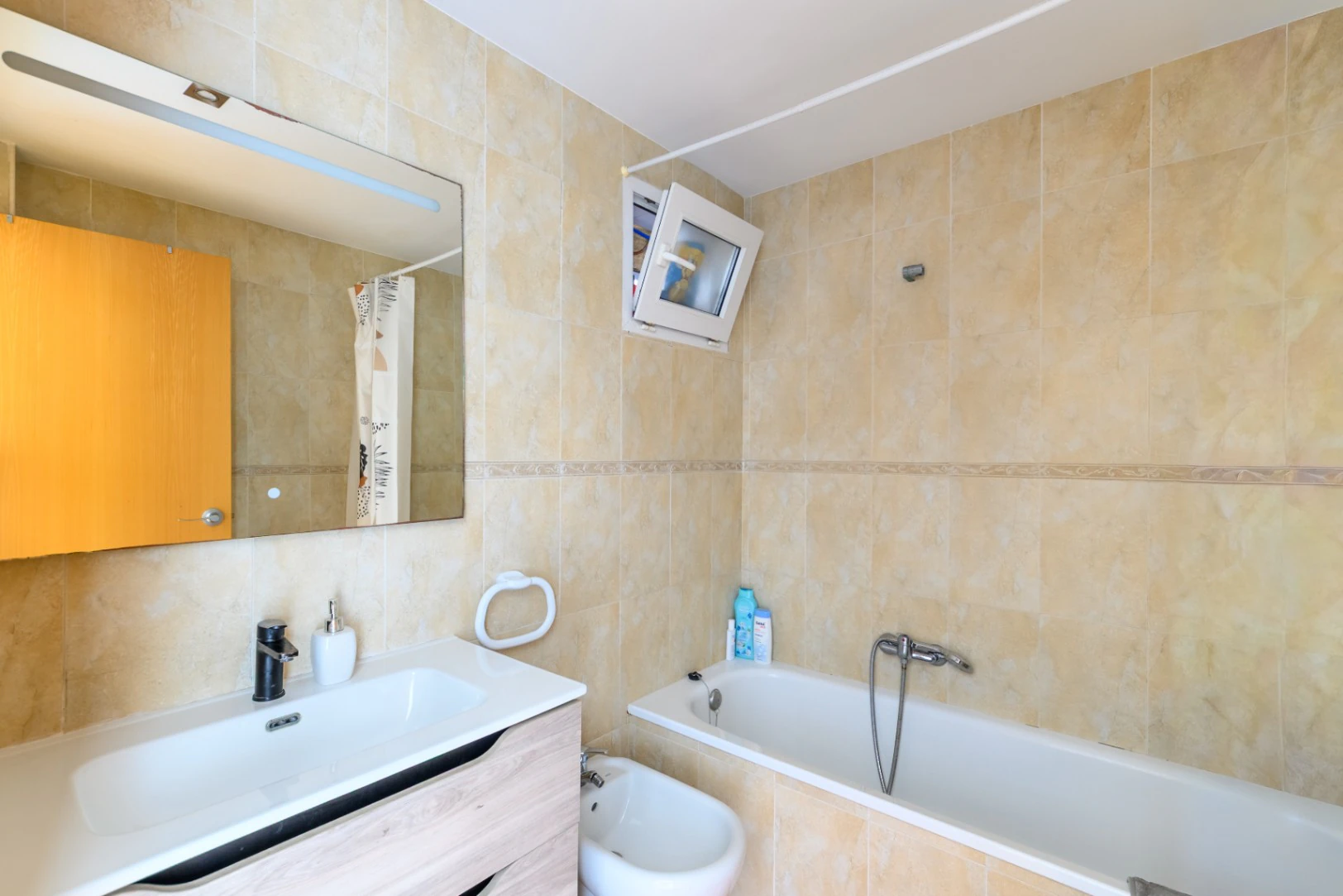 Amplio apartamento de 3 habitaciones con vistas al campo en el centro de Teulada