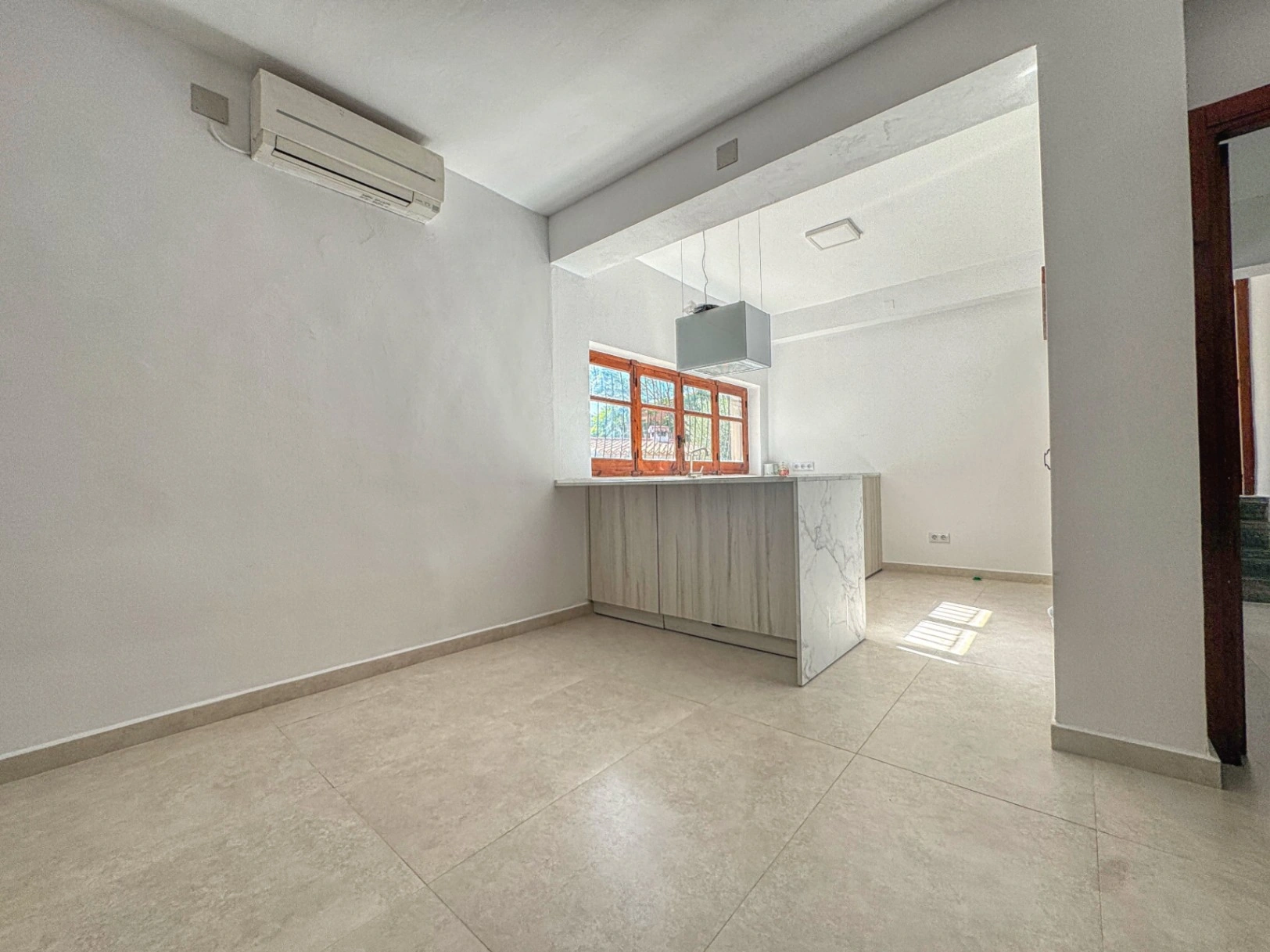 Chalet con pista de tenis y jardín en Les Rotes (Denia)