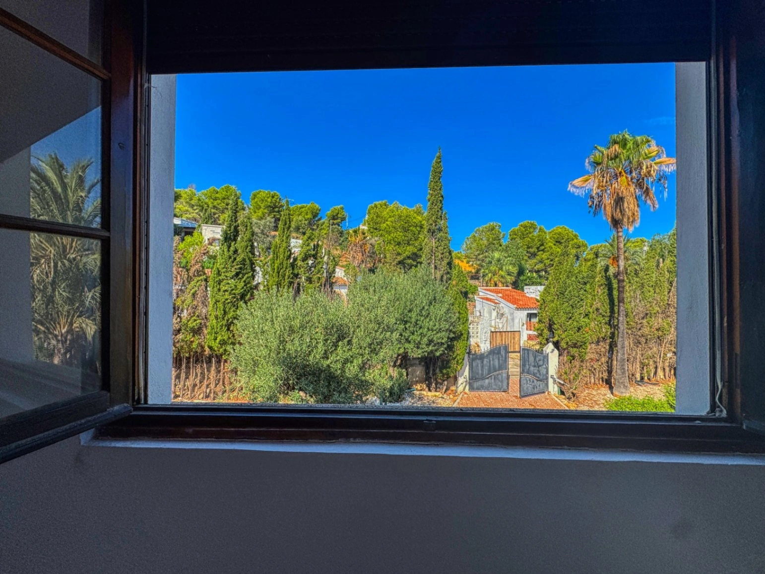 Chalet con pista de tenis y jardín en Les Rotes (Denia)