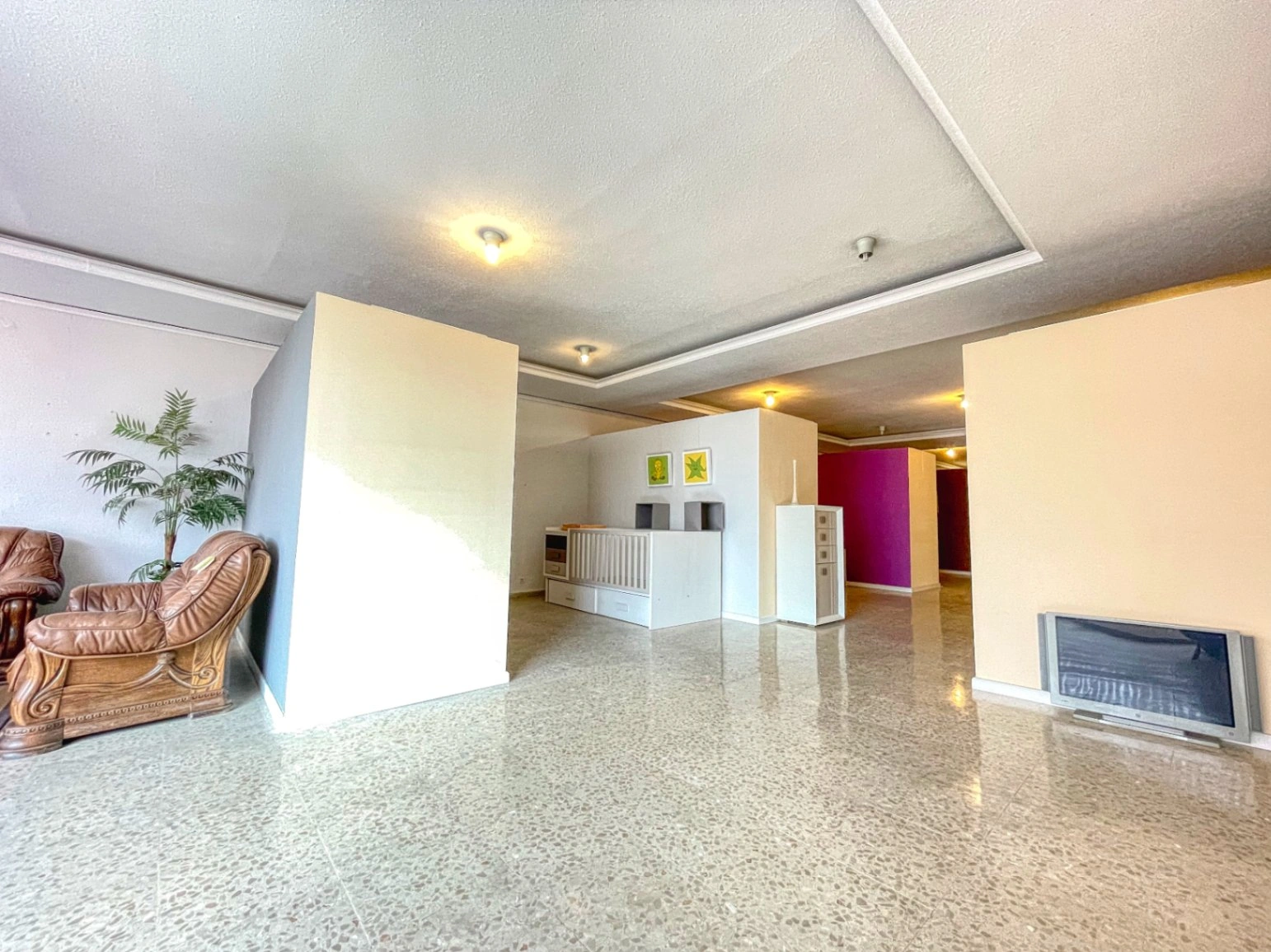 Commercial premises for sale of 1244 m² with urban land.