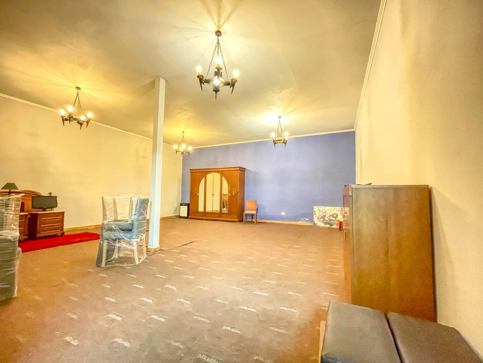 Commercial premises for sale of 1244 m² with urban land.