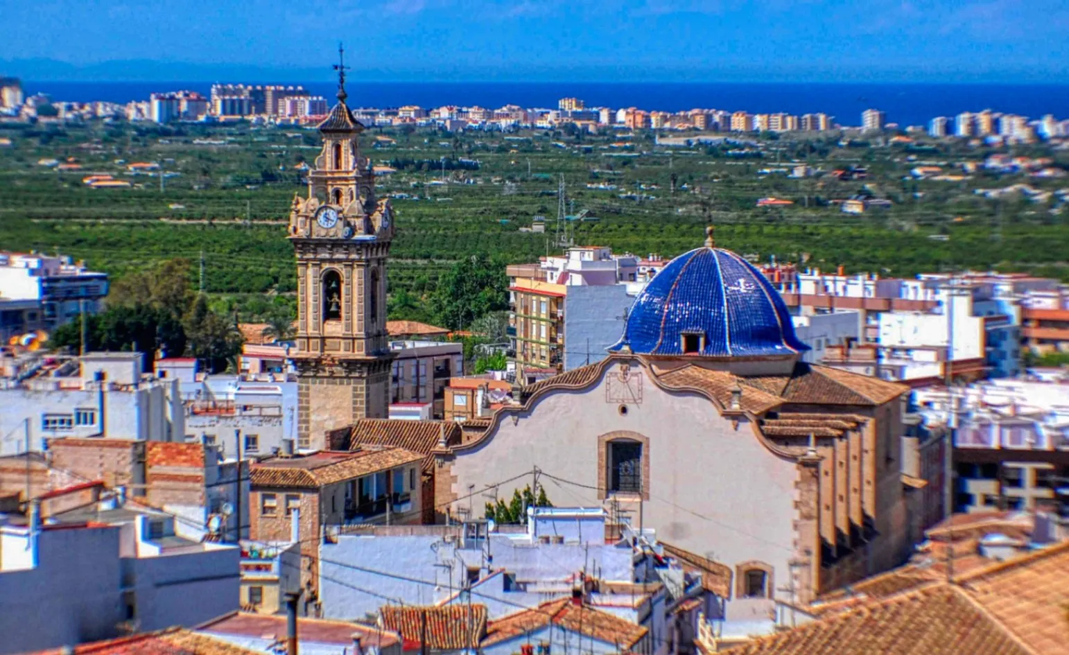 Bar en pleno centro de Oliva, negocio consolidado y con alto rendimiento