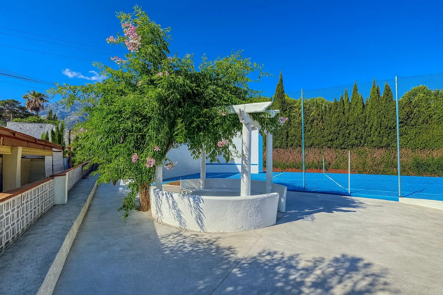 Chalet con pista de tenis y jardín en Les Rotes (Denia)