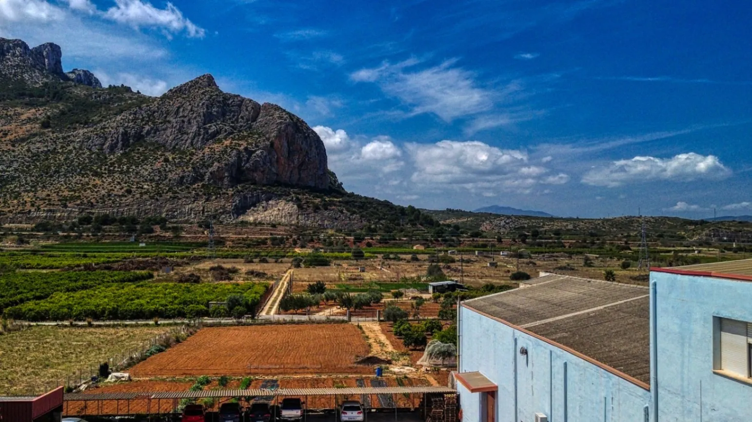 Commercial premises for sale of 1244 m² with urban land.