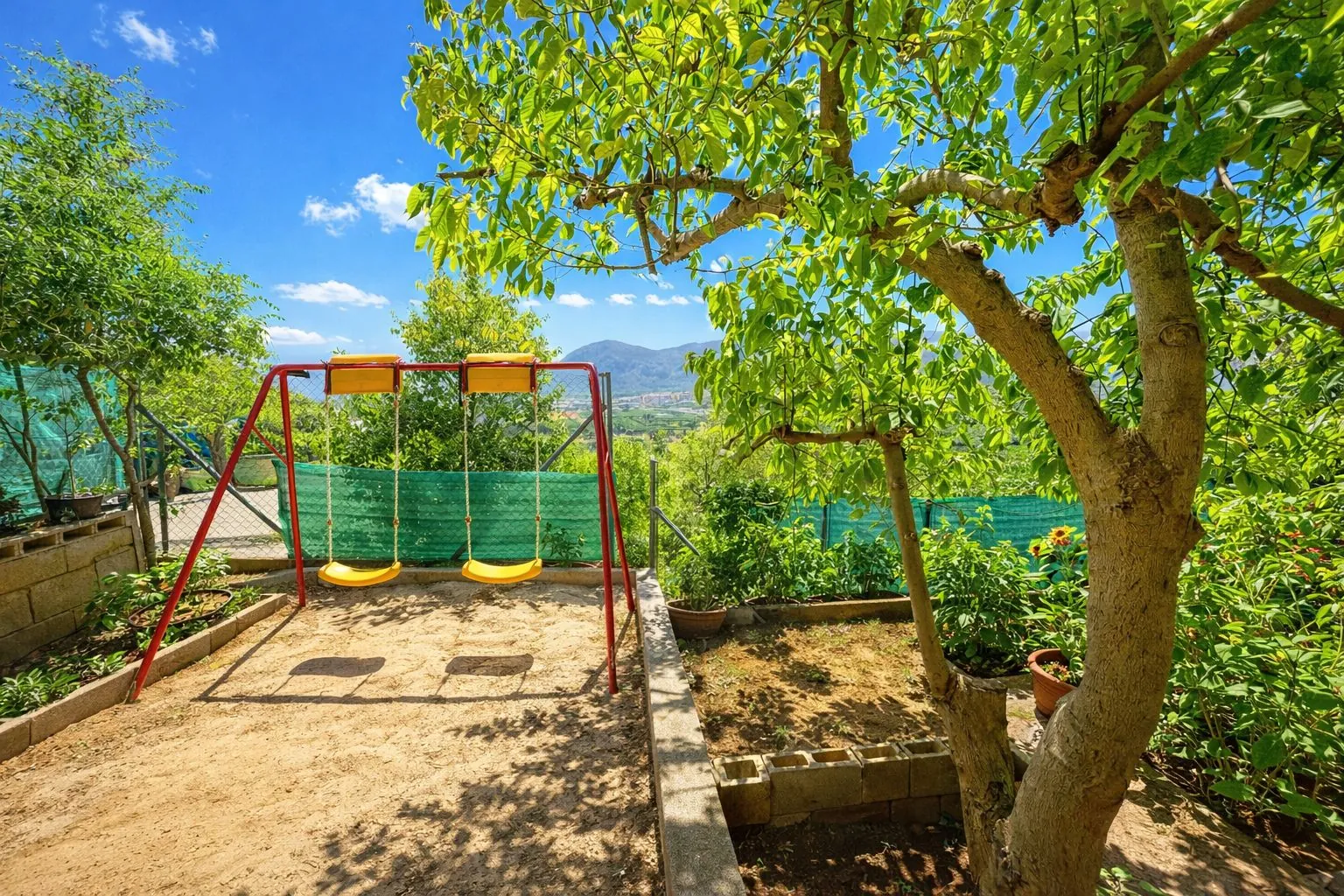 Chalet en venta de 5 dormitorios en Pego, Alicante.