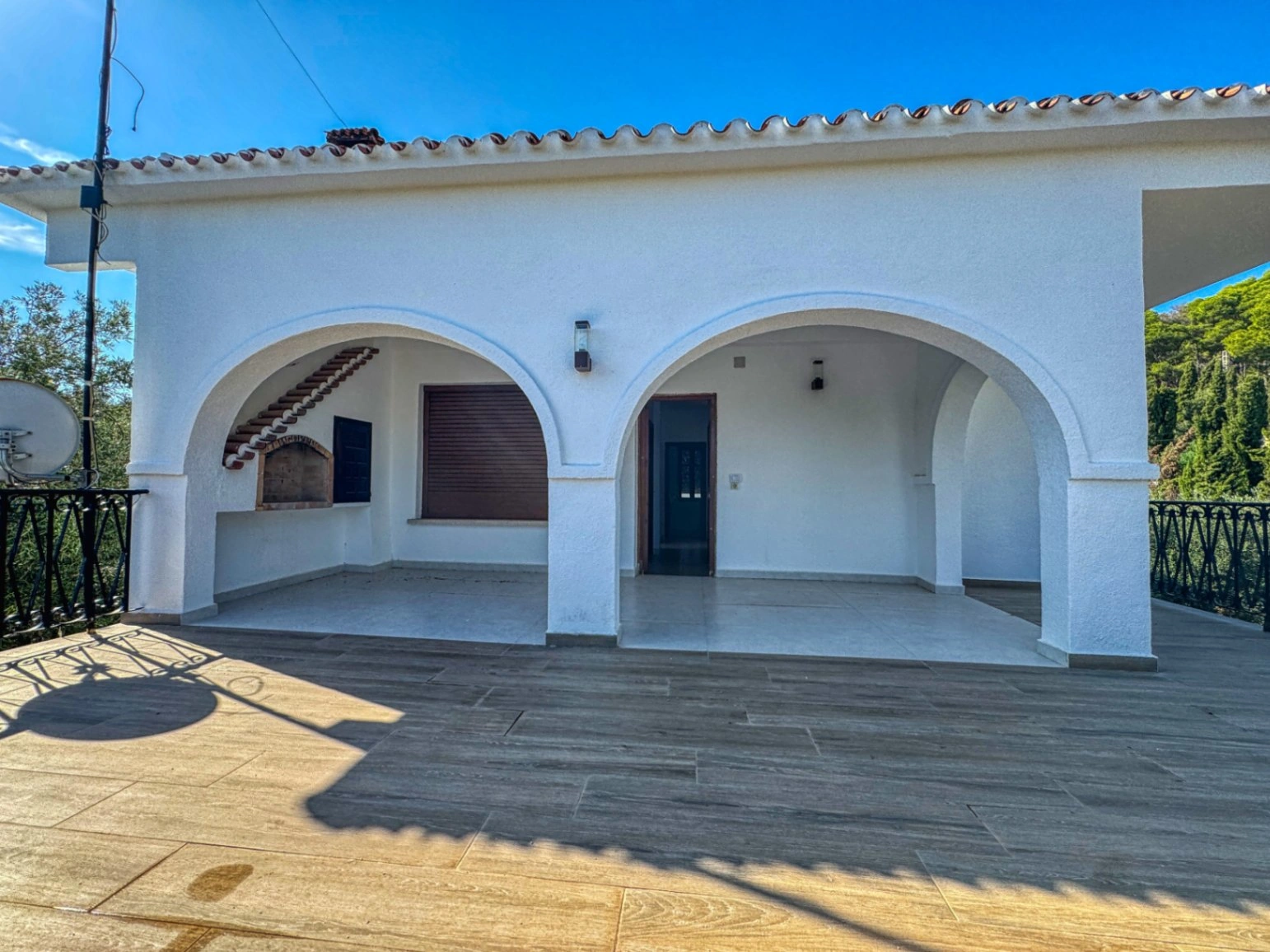 Chalet con pista de tenis y jardín en Les Rotes (Denia)