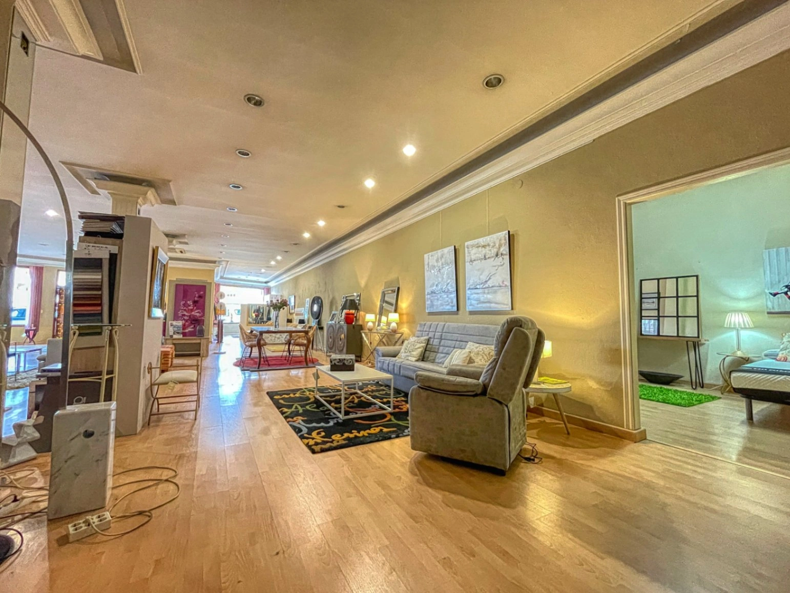 Commercial premises for sale of 1244 m² with urban land.