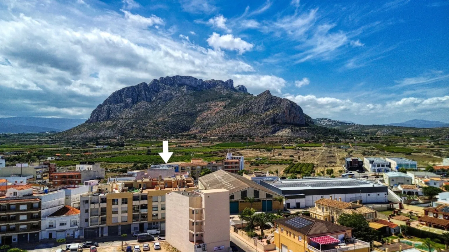 Commercial premises for sale of 1244 m² with urban land.