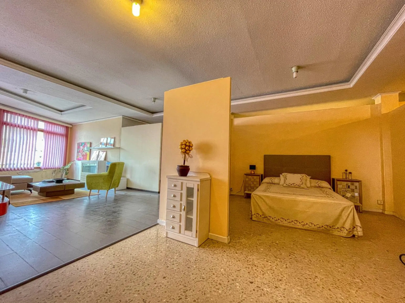 Commercial premises for sale of 1244 m² with urban land.