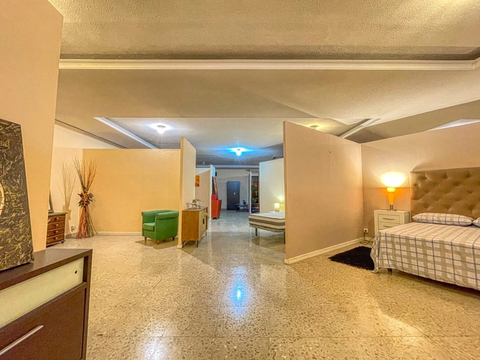 Commercial premises for sale of 1244 m² with urban land.