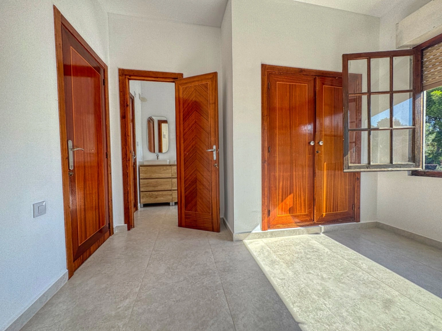 Chalet con pista de tenis y jardín en Les Rotes (Denia)