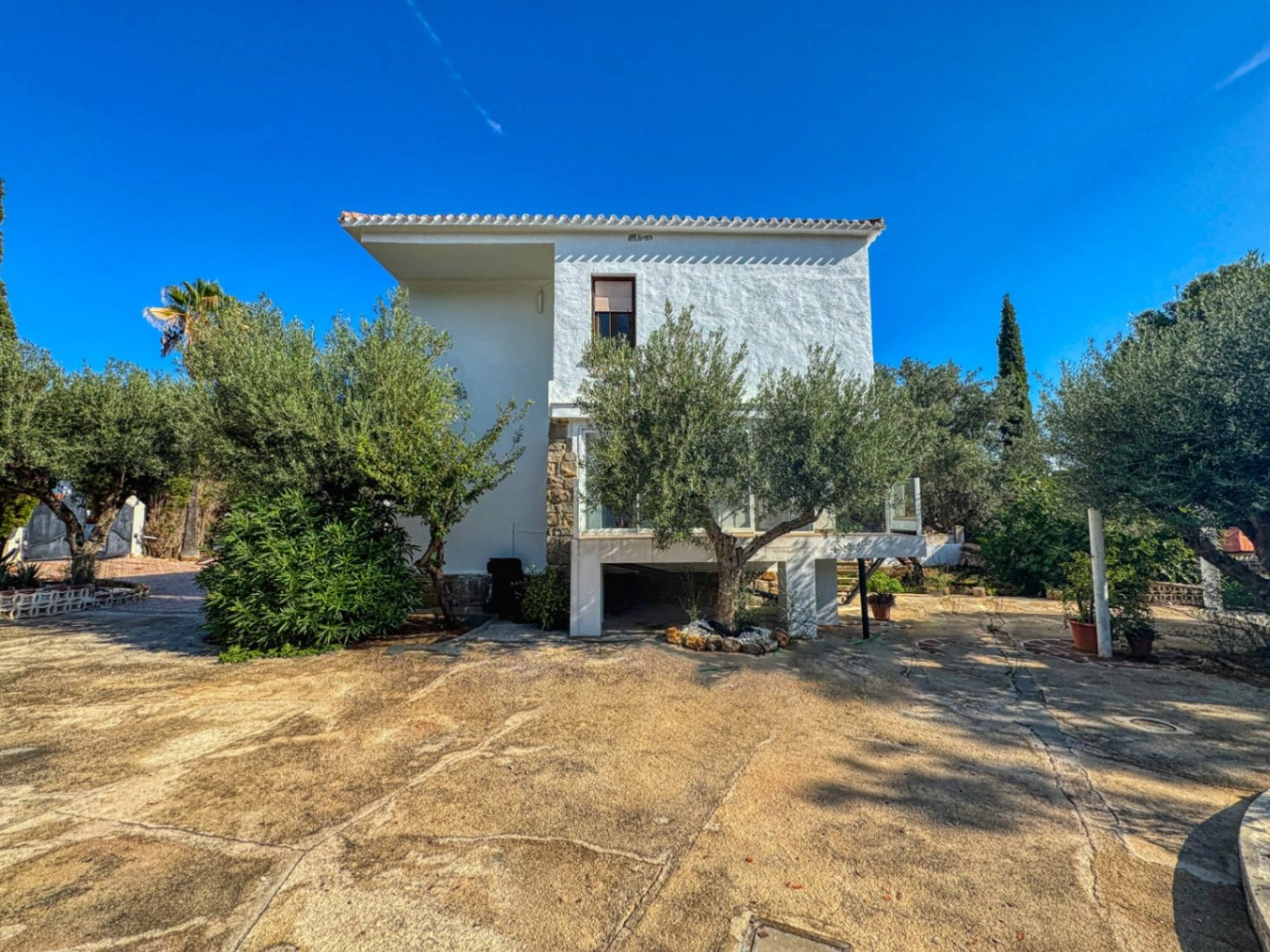 Chalet con pista de tenis y jardín en Les Rotes (Denia)