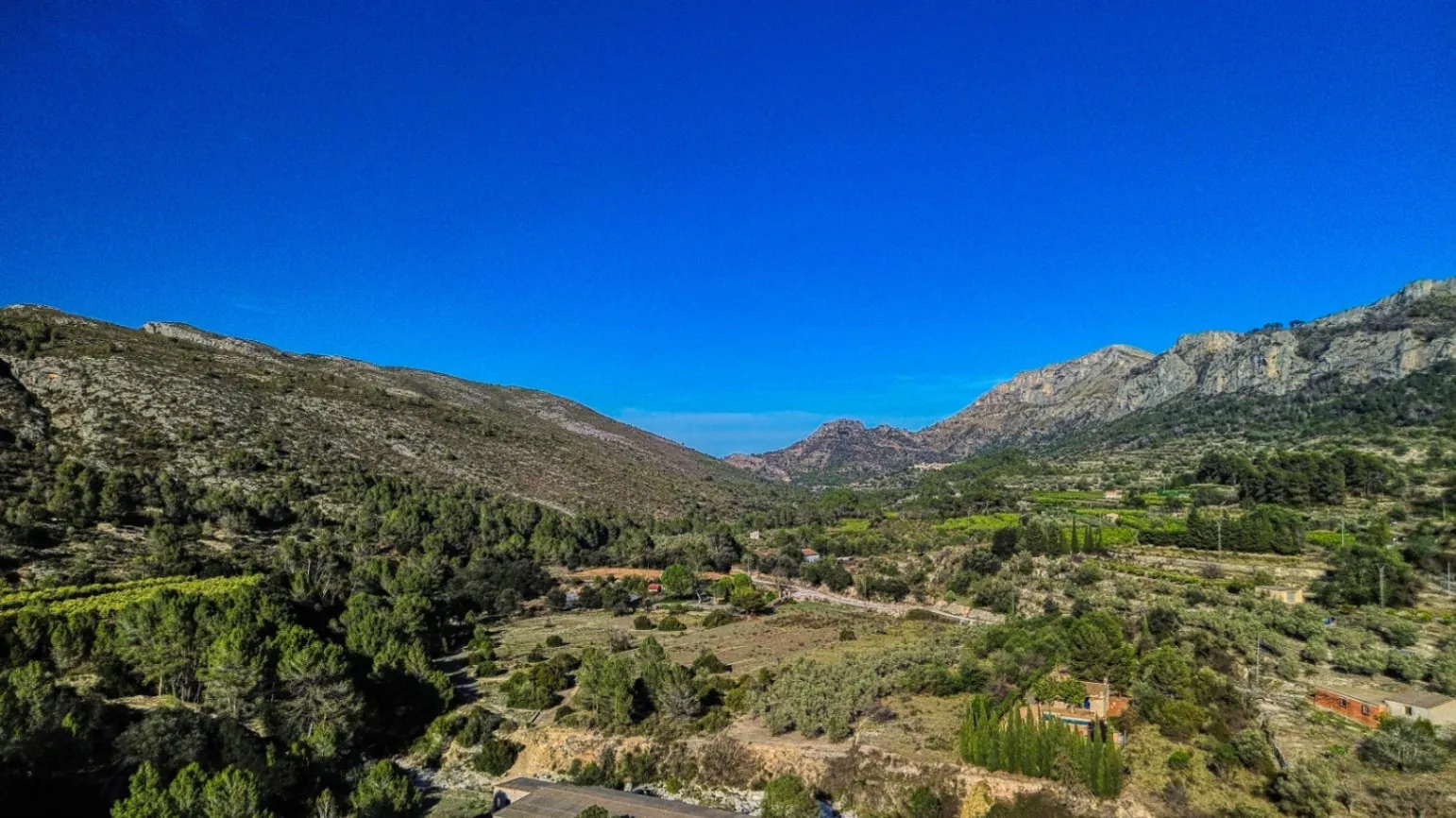 Nave comercial con posibilidad de vivienda en venta en Beniali, Vall de Gallinera.