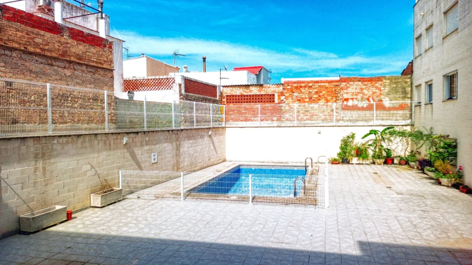 Vivir solo, cómodo y en en el centro de Pego es posible con este piso